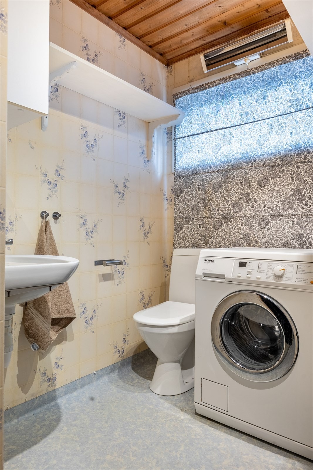 Bad i 1. etasje med opplegg for vaskemaskin Galleribilde