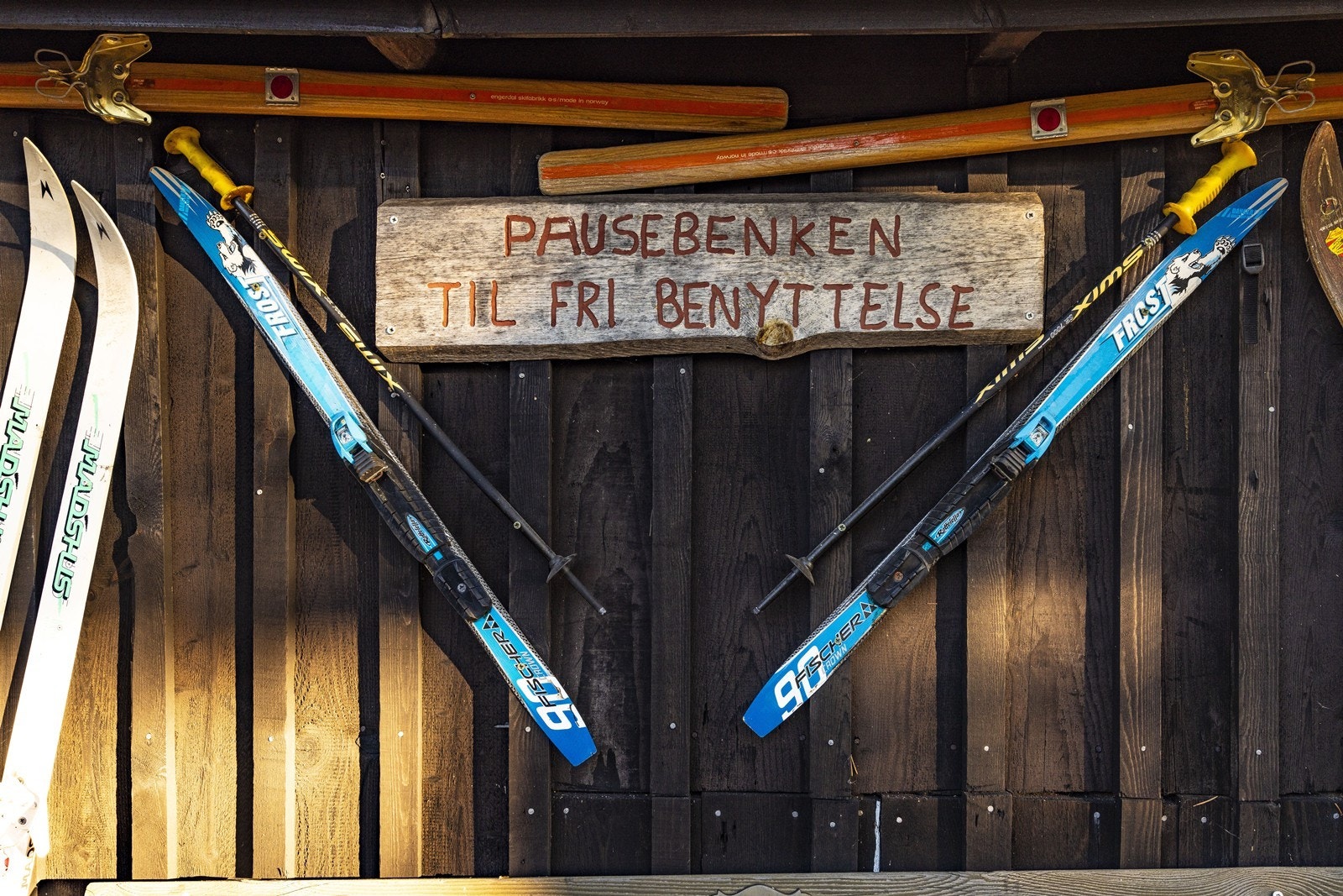 Skiløypene passerer rett utenfor eiendommen. Og nåværende eier har laget en praktisk "pausebenk" med vedovn Galleribilde