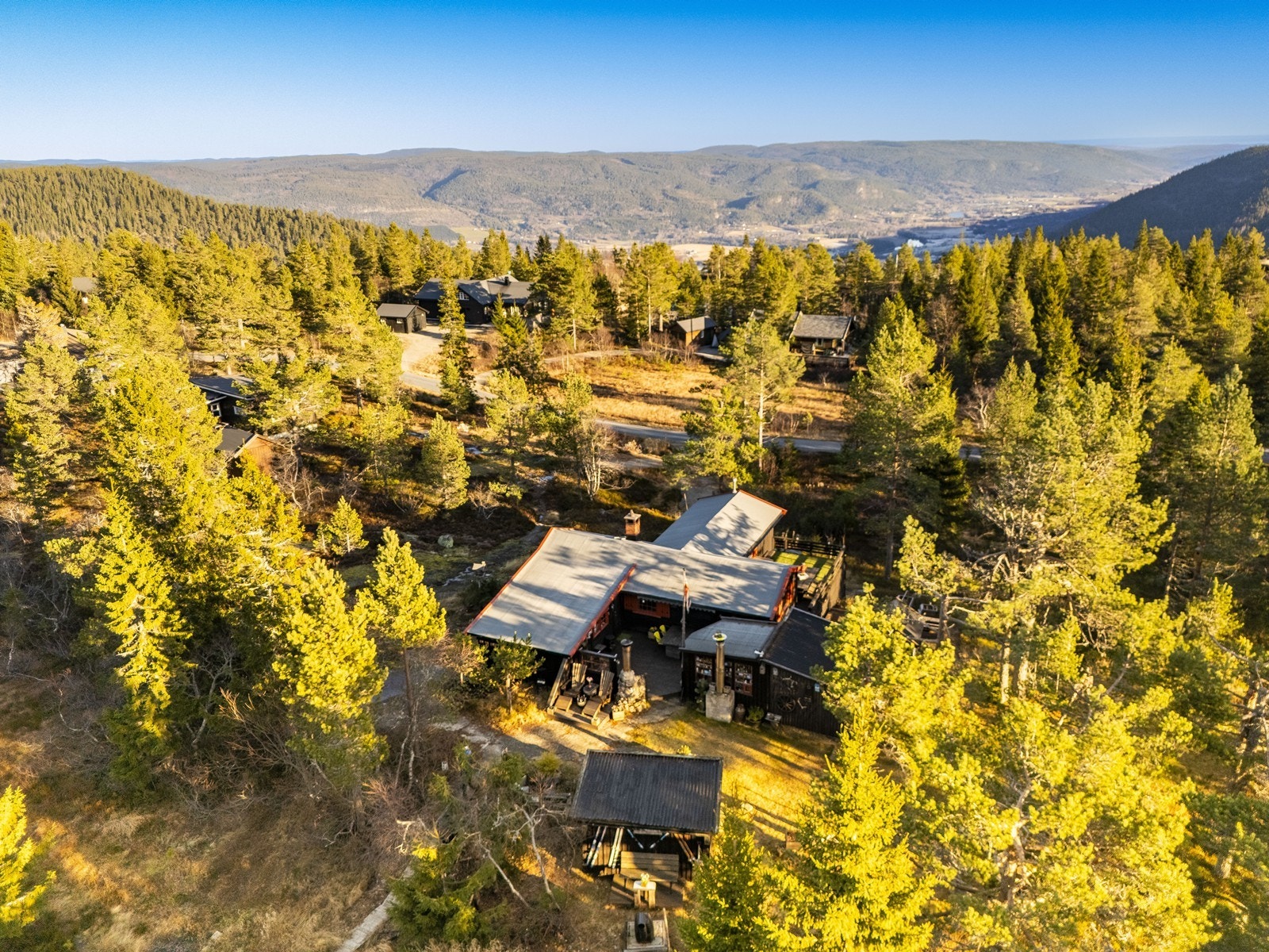 Oversiktsfoto mot øst. Det er bilvei med parkeringsplass på tomten Galleribilde