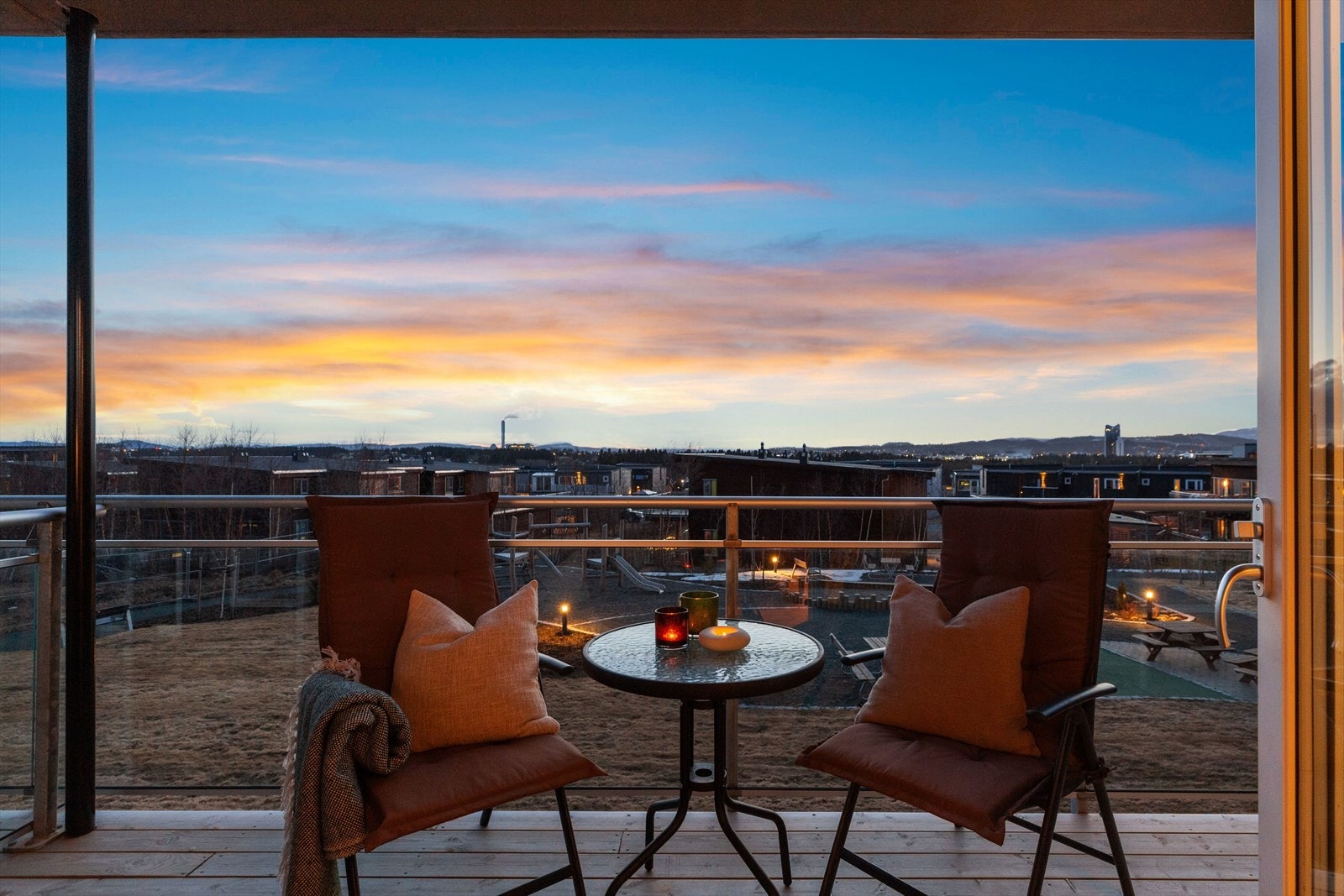 Balkongen nyter svært gode solforhold med ettermiddags- og kveldssol. Galleribilde