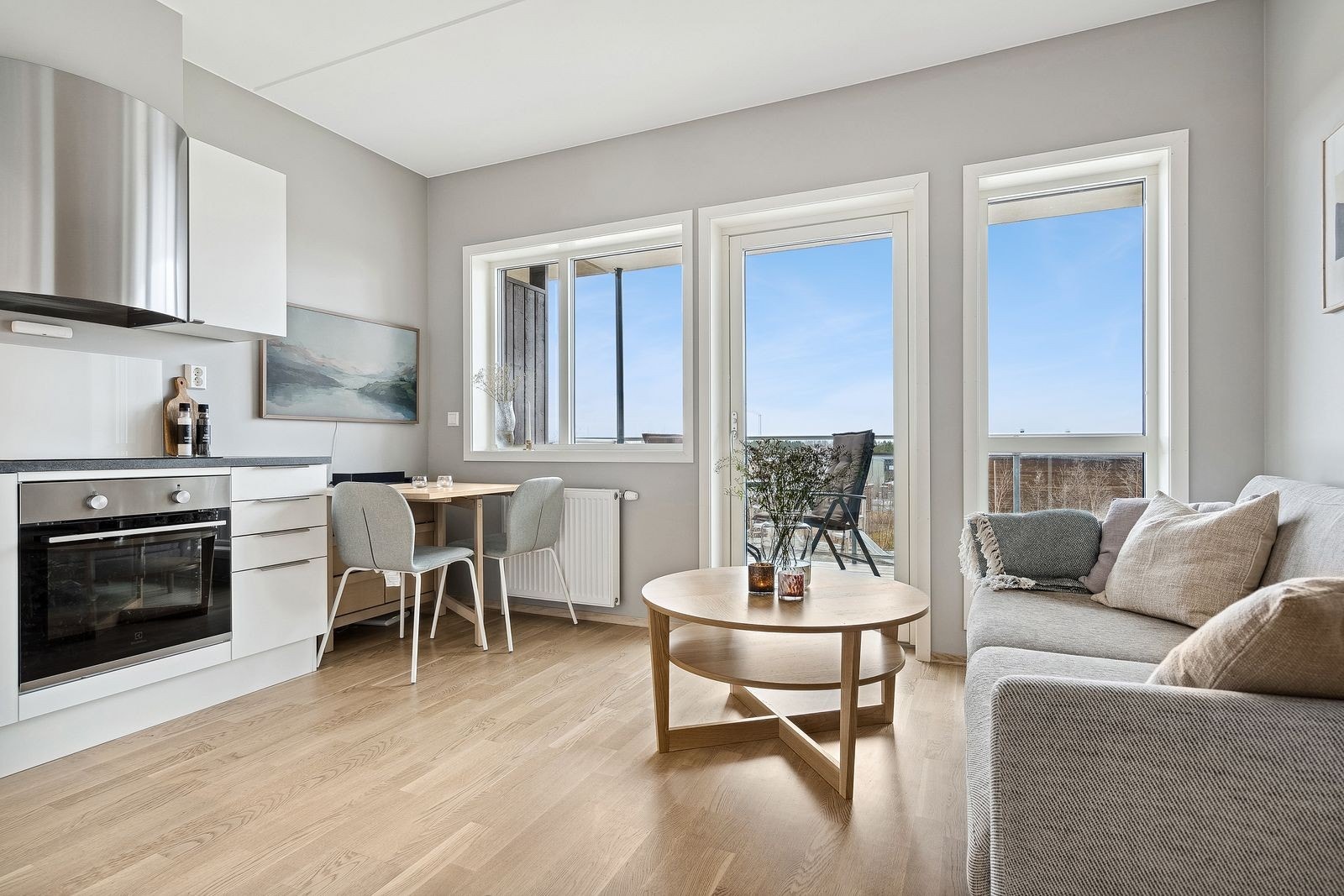 Stue/kjøkken løsningen er på 19,5m². Leiligheten har rause vindusflater som skaper en svært luftig atmosfære. Galleribilde