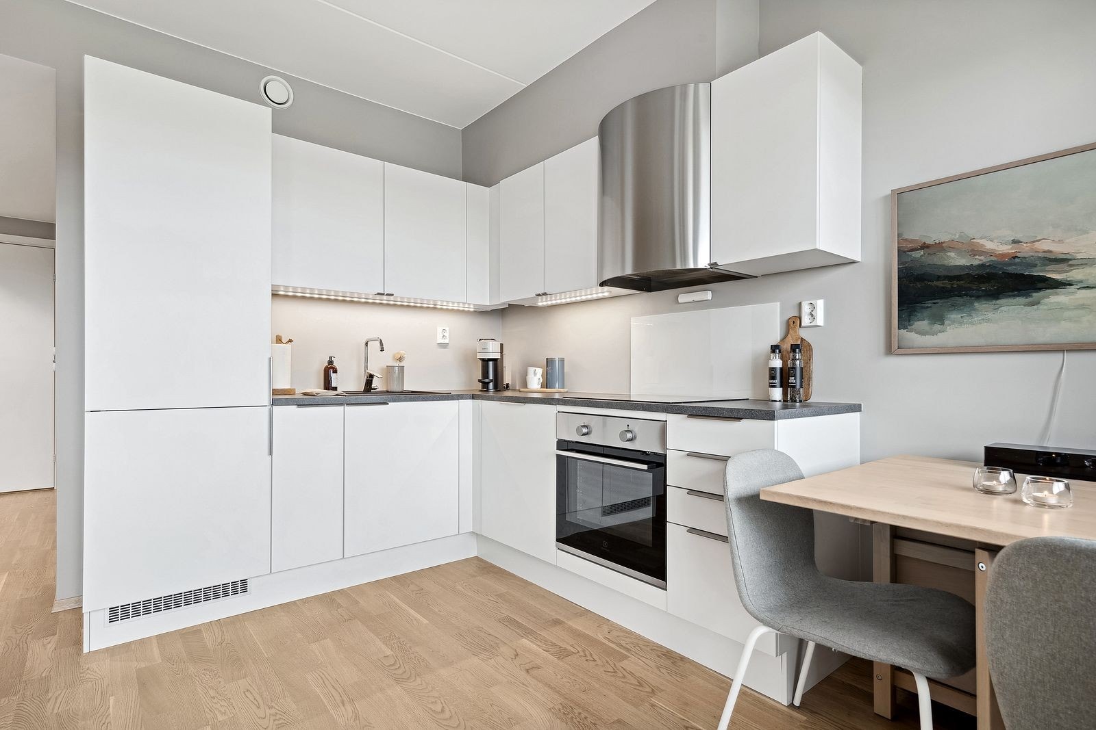 Leiligheten varmes opp ved fjernvarme, dette gir både reduserte energikostnader og en jevn temperatur. Galleribilde