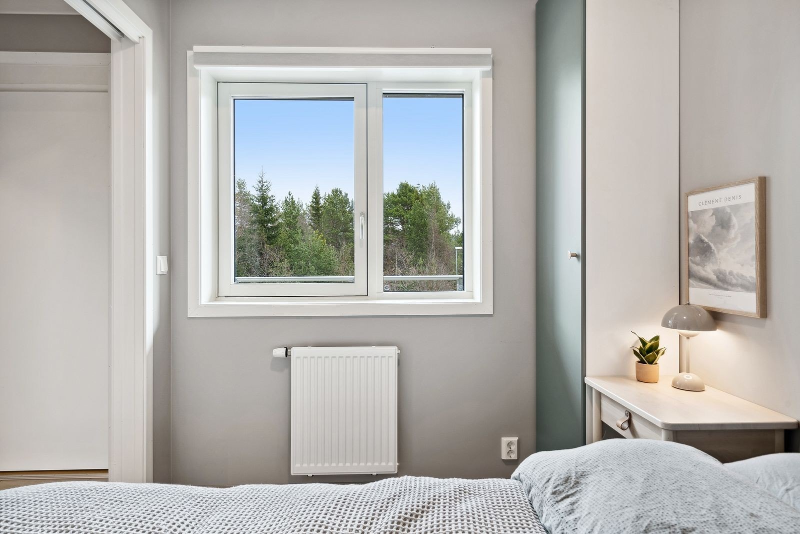 Det er god plass til garderobeløsning, og dobbeltseng med tilhørende møblement. Galleribilde