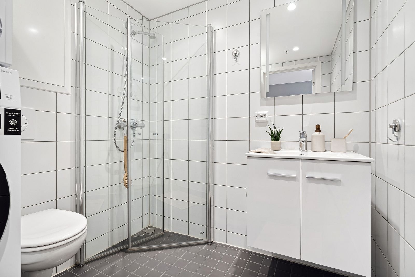 Flislagt bad med opplegg for vaskemaskin og varme i gulv. Galleribilde