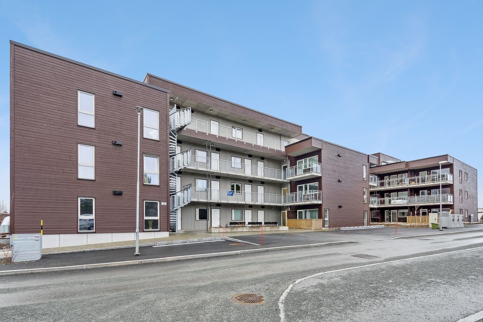 Det medfølger egen parkeringsplass med El-bil lader. Det er også egen sportsbod i kjeller. Galleribilde