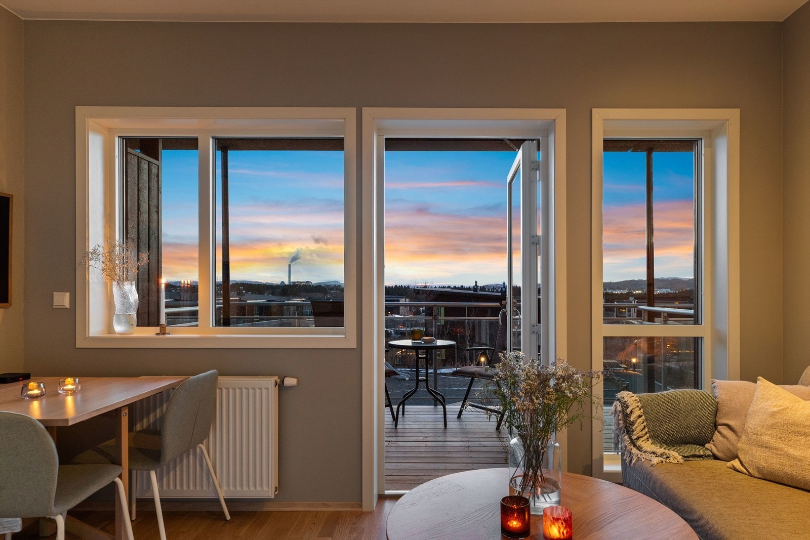 Gjennom de rause vinduslatene på stue/kjøkken får du fantastiske lysforhold. Galleribilde