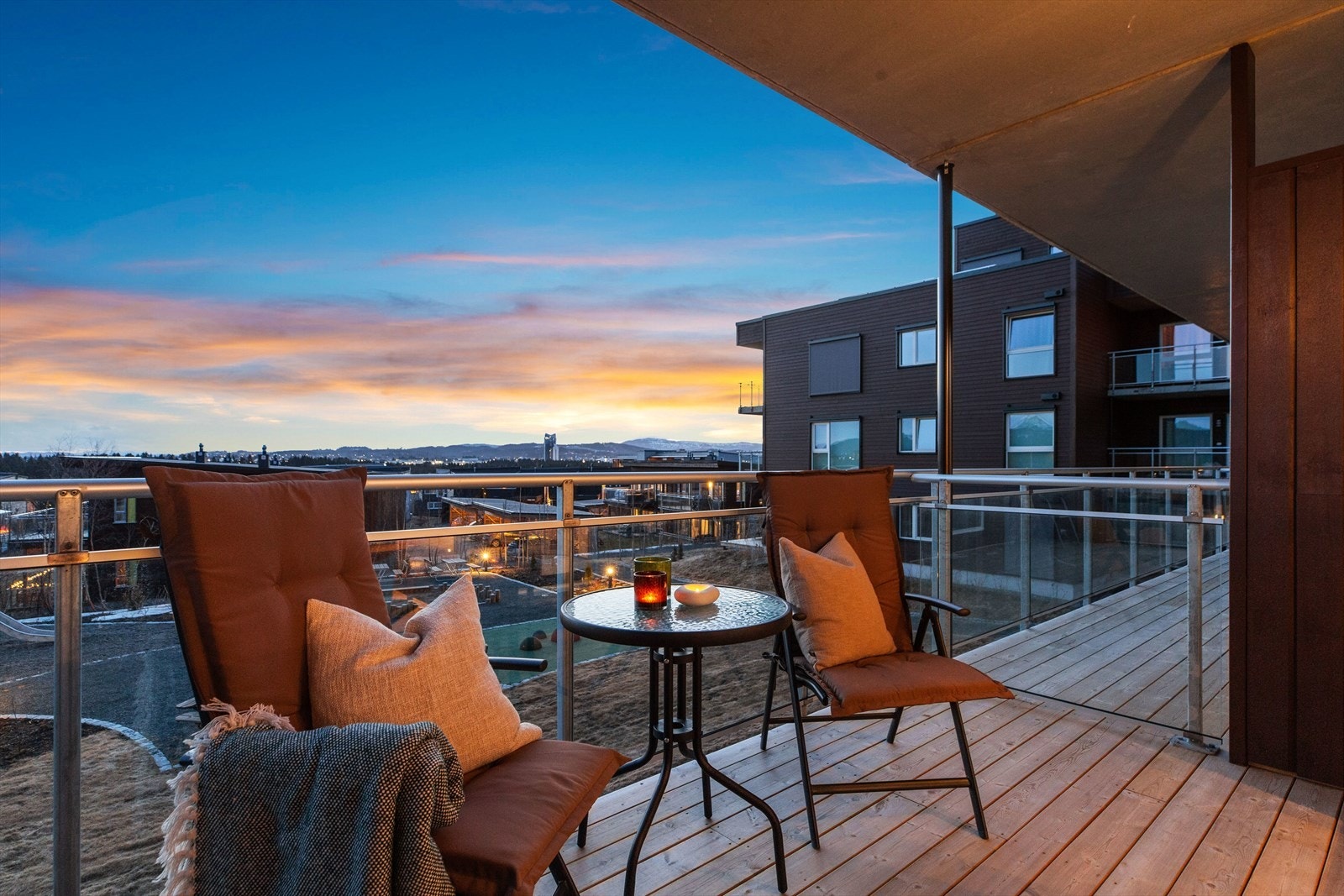 Fra stua er det adkomst til romslig balkong på 9m² med utsikt mot parkområde. Galleribilde