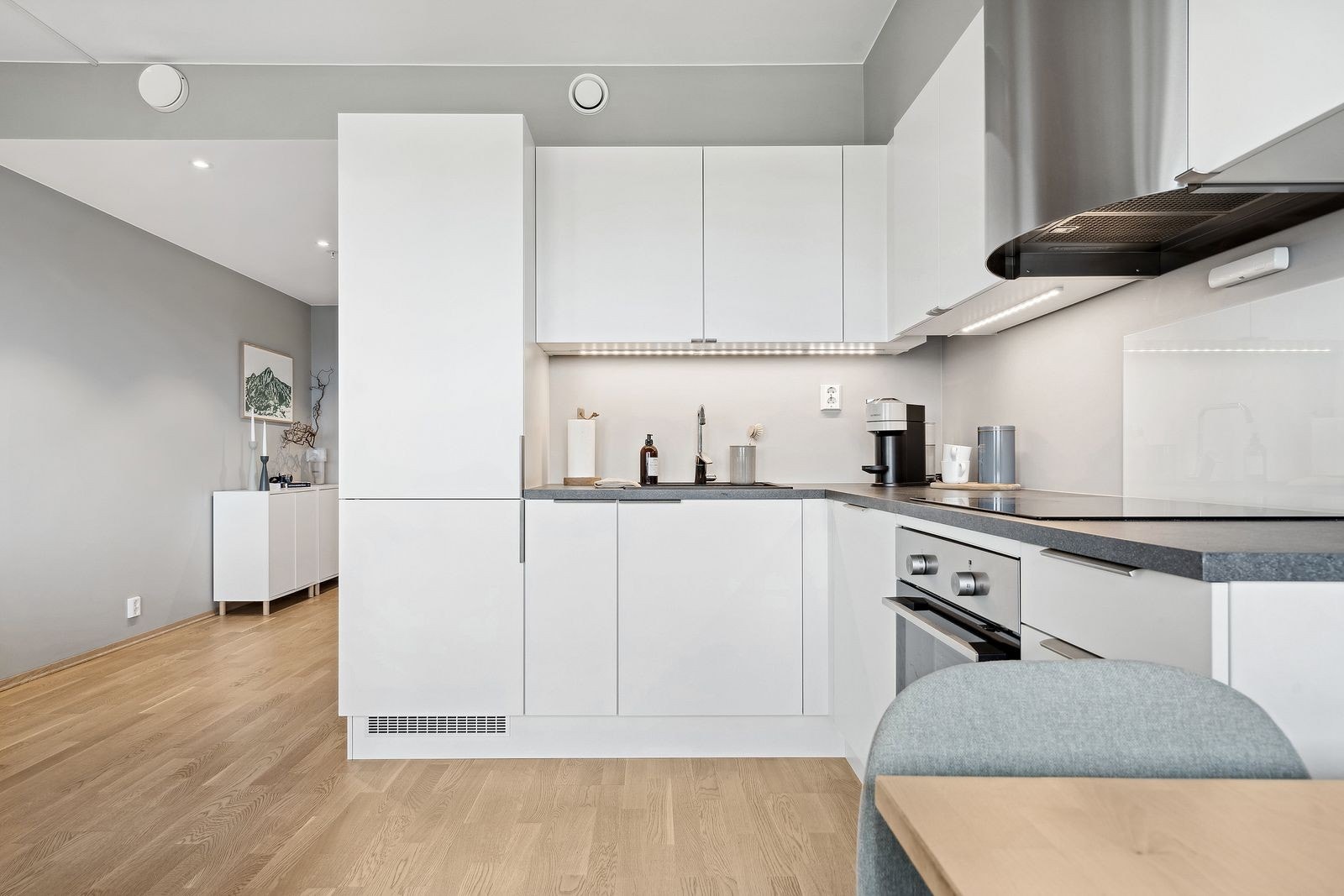 Her er mye inkludert i felleskostnadene, som blant annet betjening av andel fellesgjeld, kommunale avgifter, tv/bredbånd, velforeningskontingent, felles bygningsforsikring og diverse vedlikehold/drift iht. regnskap inkludert. Galleribilde