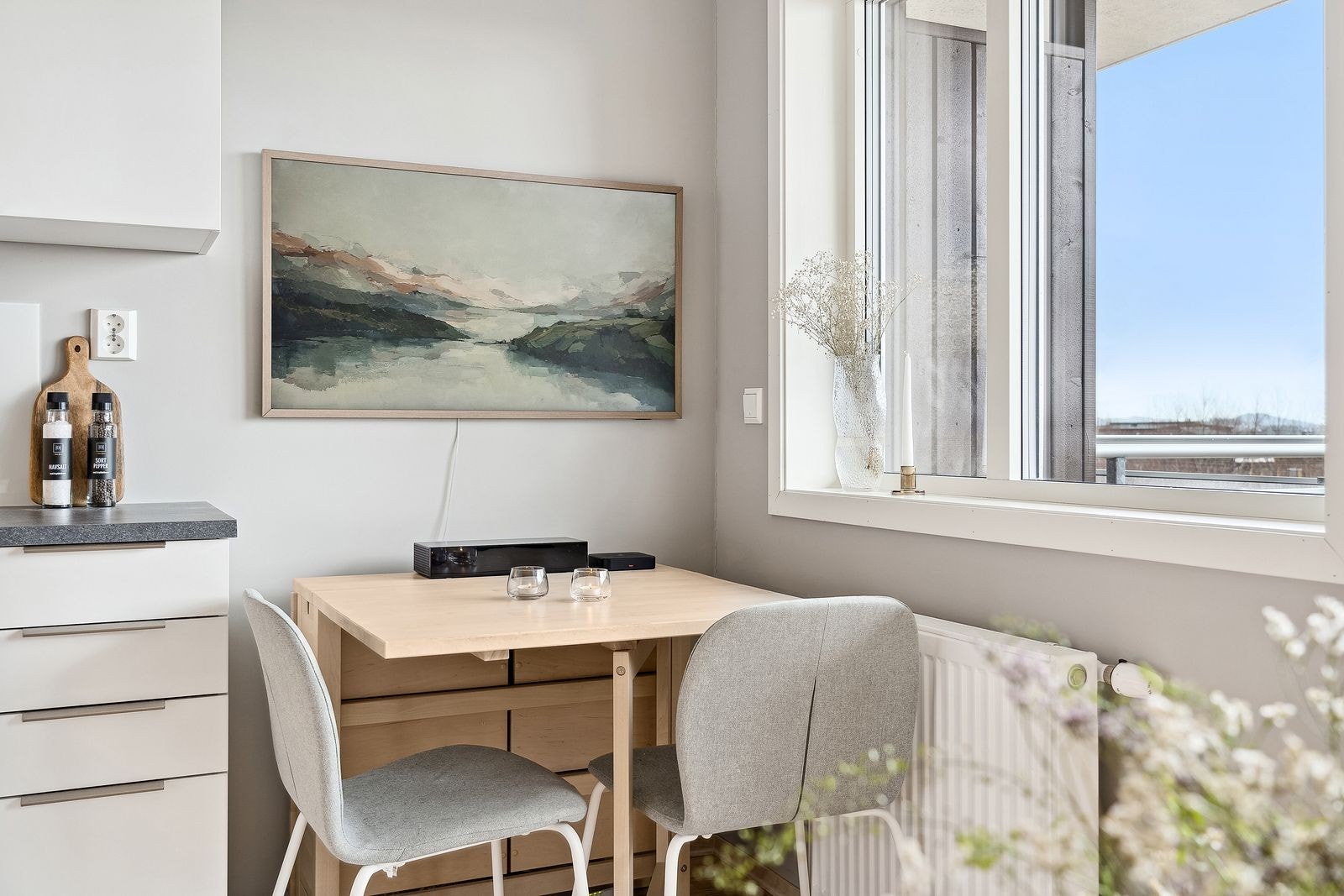 Leiligheten byr på lave kjøpsomkostninger, samt forutsigbare og stabile bokostnader. Det er også mulig til å innbetale fellesgjeld, da vil felleskostnadene bli rimeligere, konf. megler ved spørsmål. Galleribilde