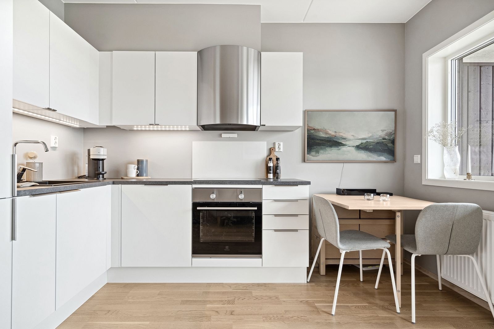 Her får du et tidløst kjøkken med integrerte hvitevarer. Det medfølger kjøl/fryseskap, platetopp, stekeovn og oppvaskmaskin. Galleribilde