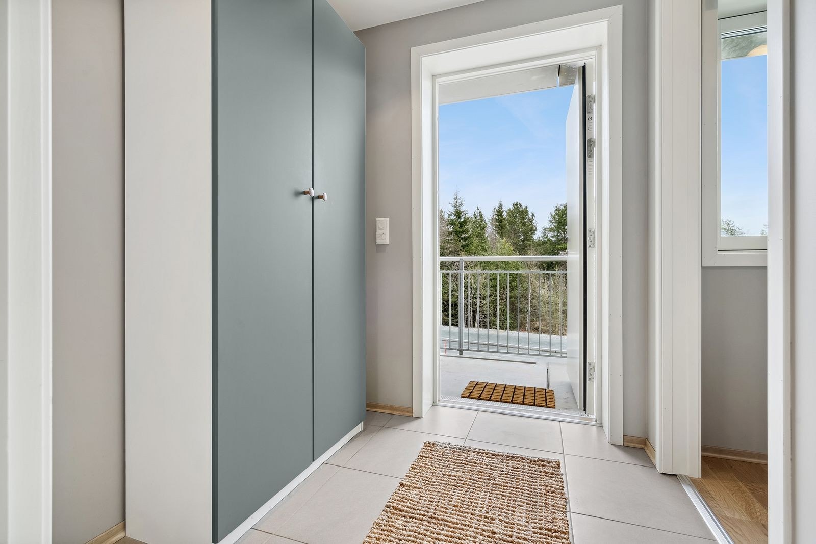 Leiligheten har fin beliggenhet i 2. etasje med heis fra hovedinngang og parkeringskjeller. Galleribilde