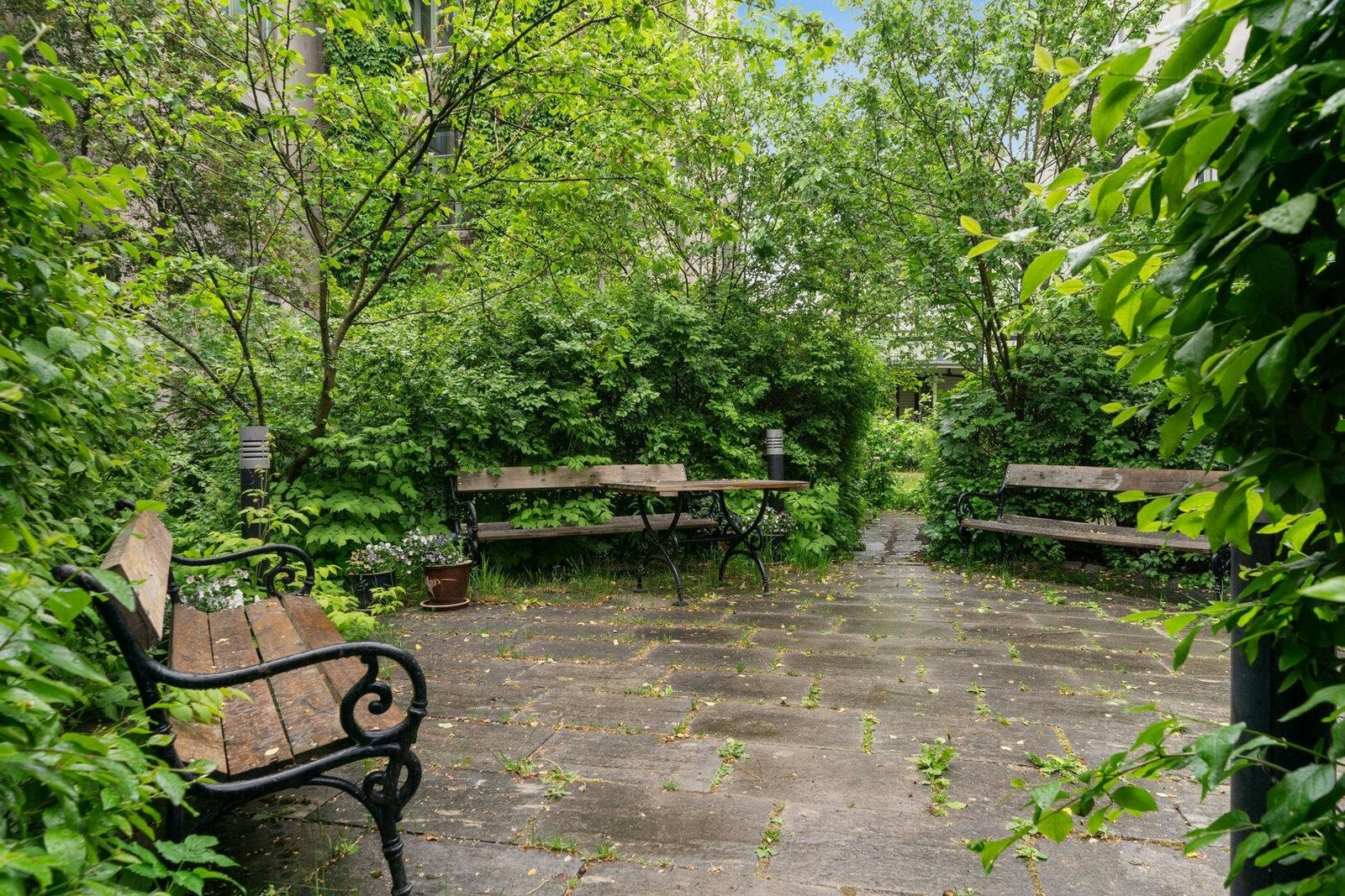 Utendørs finner man en koselig bakgård med fine grøntarealer. Galleribilde