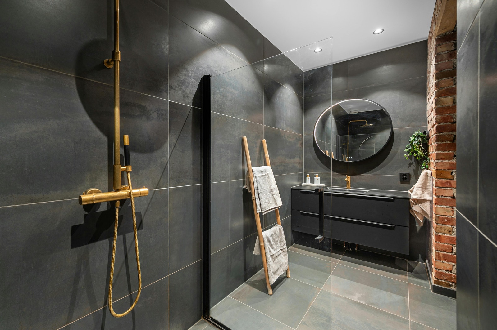 Flislagt og moderne baderom. Galleribilde