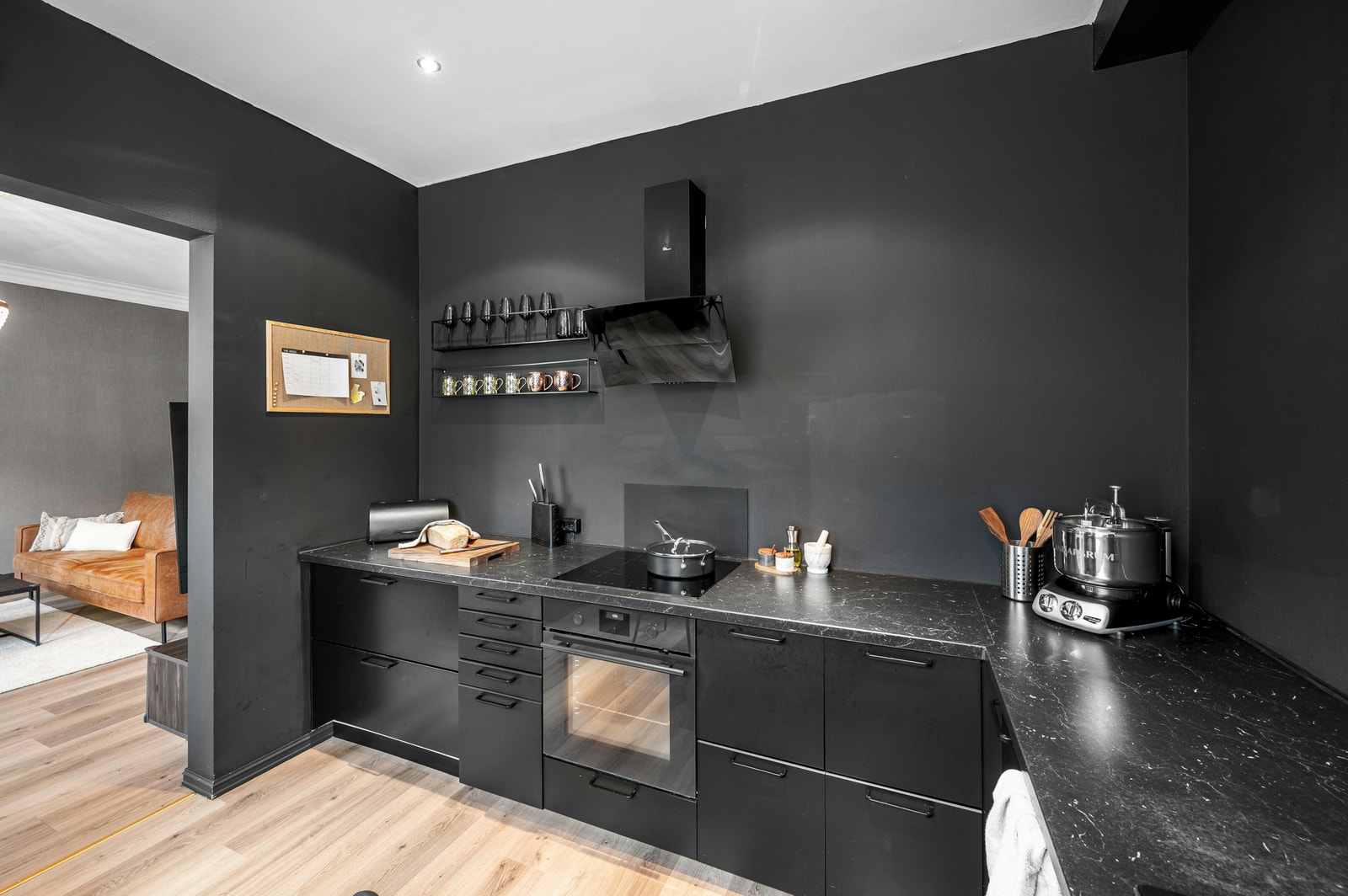 Flott og stilrent kjøkken med hvitevarer. Galleribilde