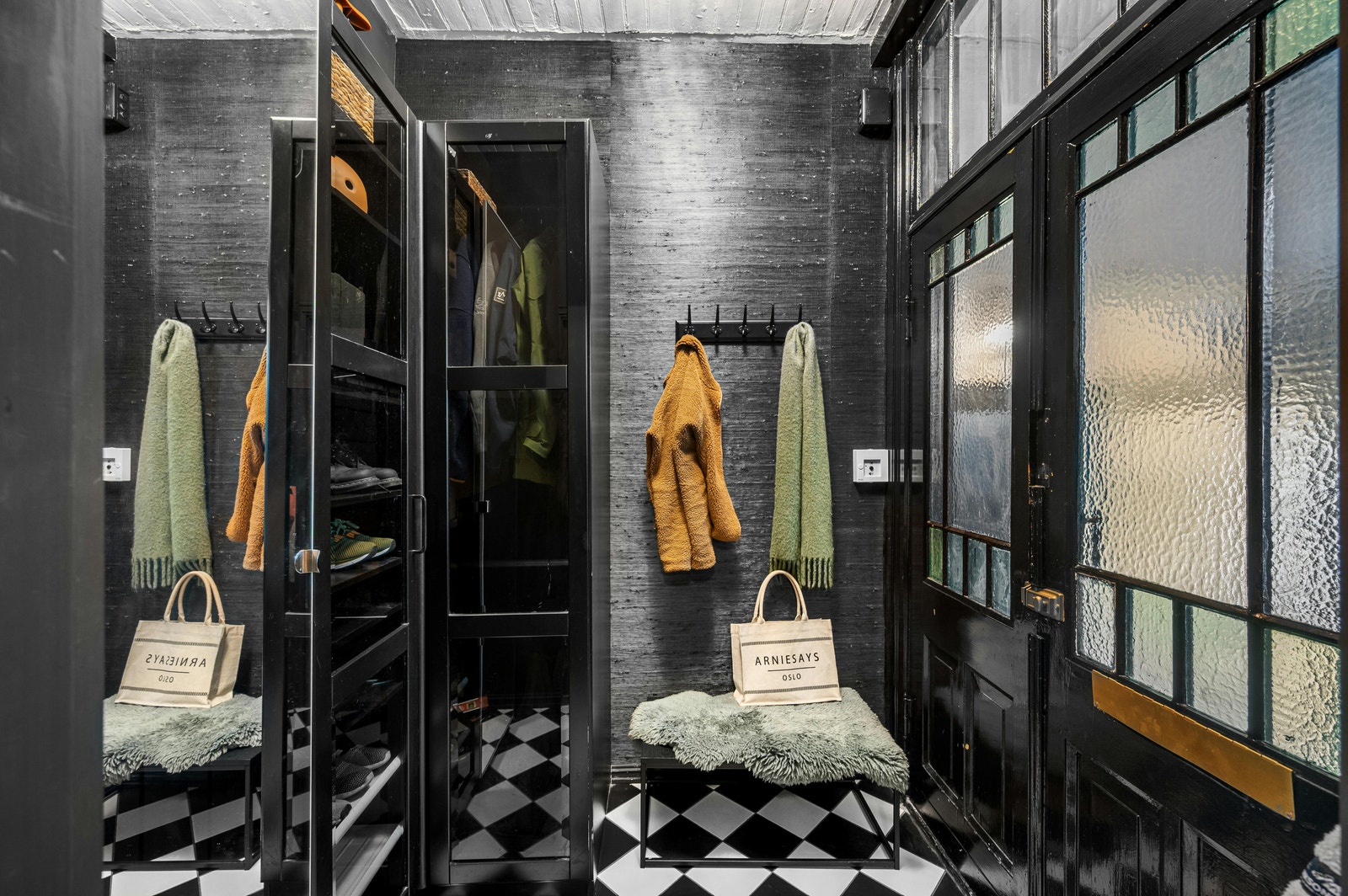 Stilig entré med bygårdspreg. Galleribilde