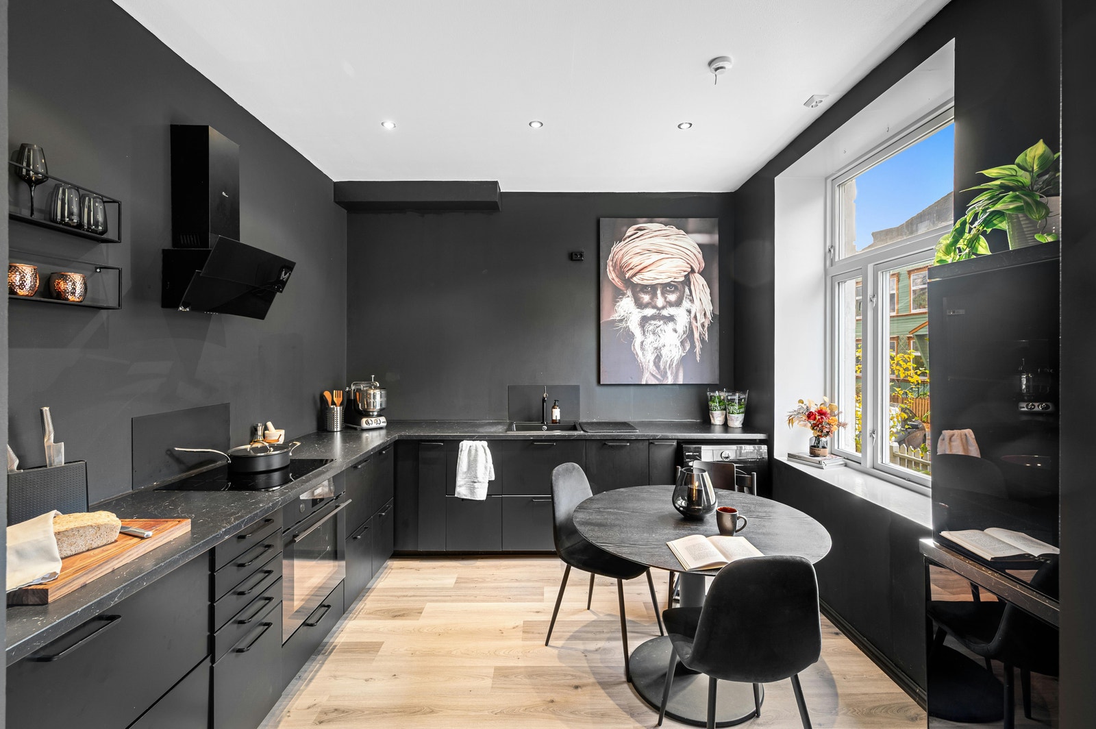 Lekker 3-roms i populære Ila. Boligen ligger i en 1.etg i en ærverdig jugendgård med originale detaljer. Galleribilde