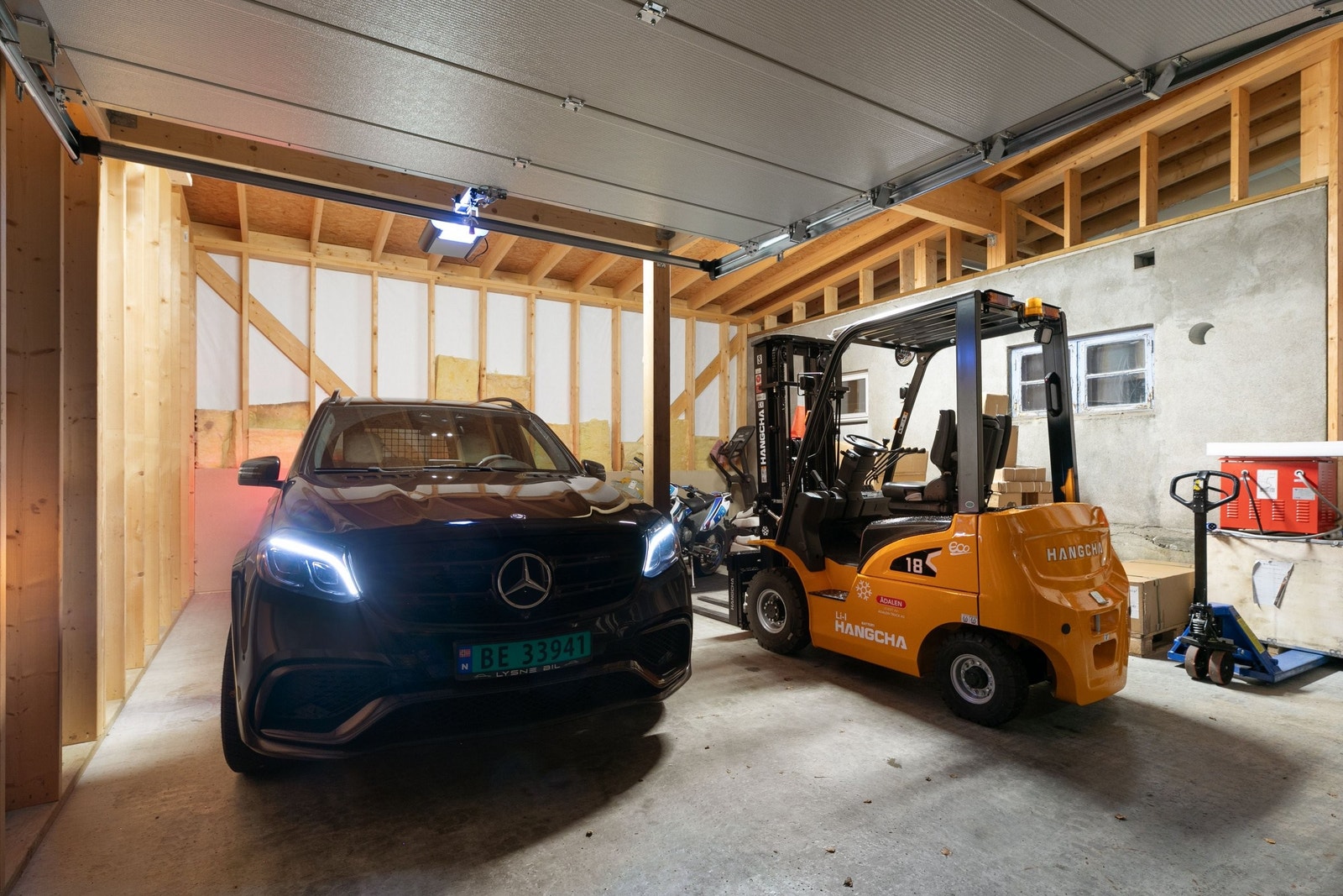 God takhøyde med plass til lastebil i garasje. Godt egnet for hobbyverksted med løftebukk. Galleribilde