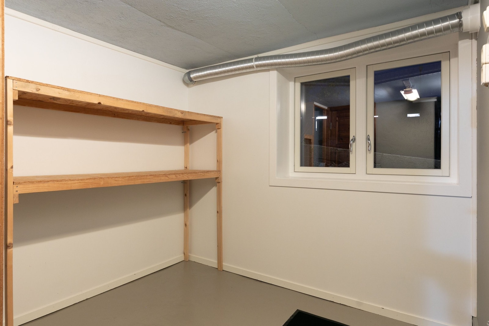 God oppbevaringsplass på vaskerom Galleribilde