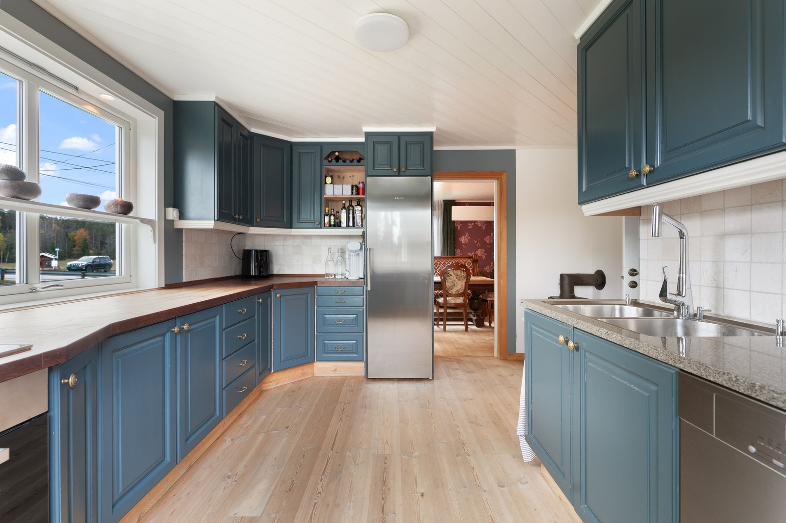 Peis med kokeplate på kjøkken Galleribilde