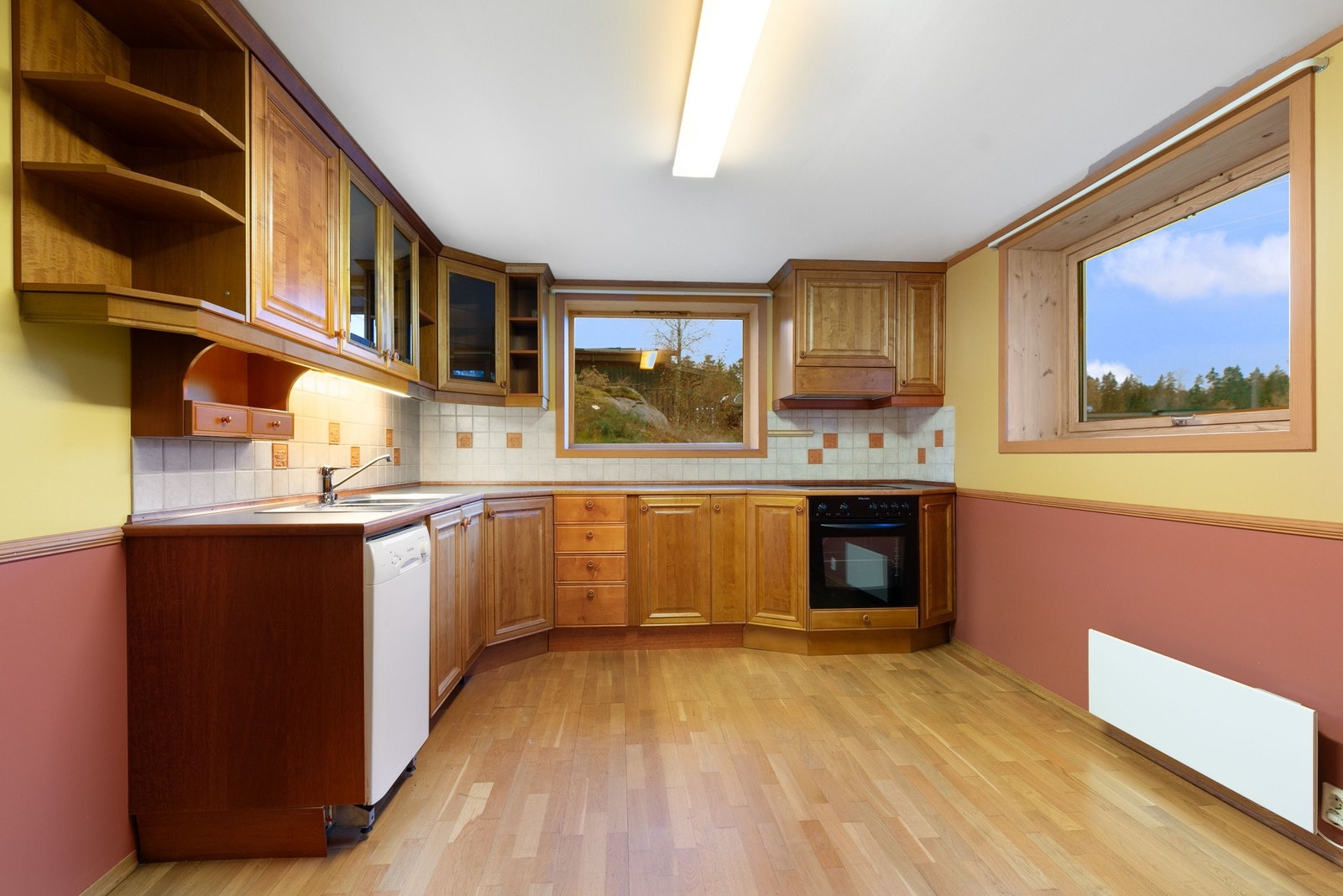 Peis med kokeplate på kjøkken også nede Galleribilde