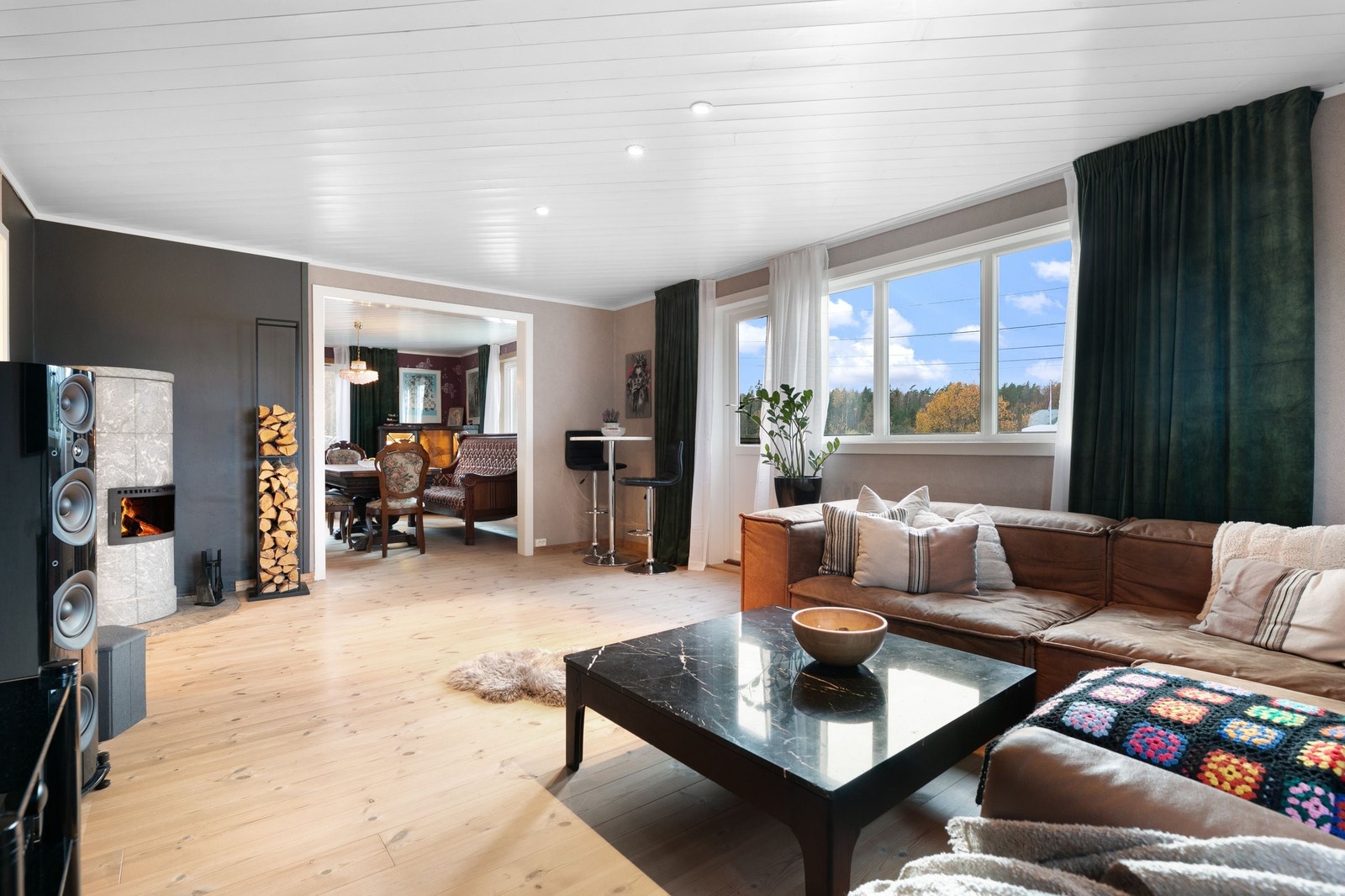 Stue med kleberstein peis Galleribilde