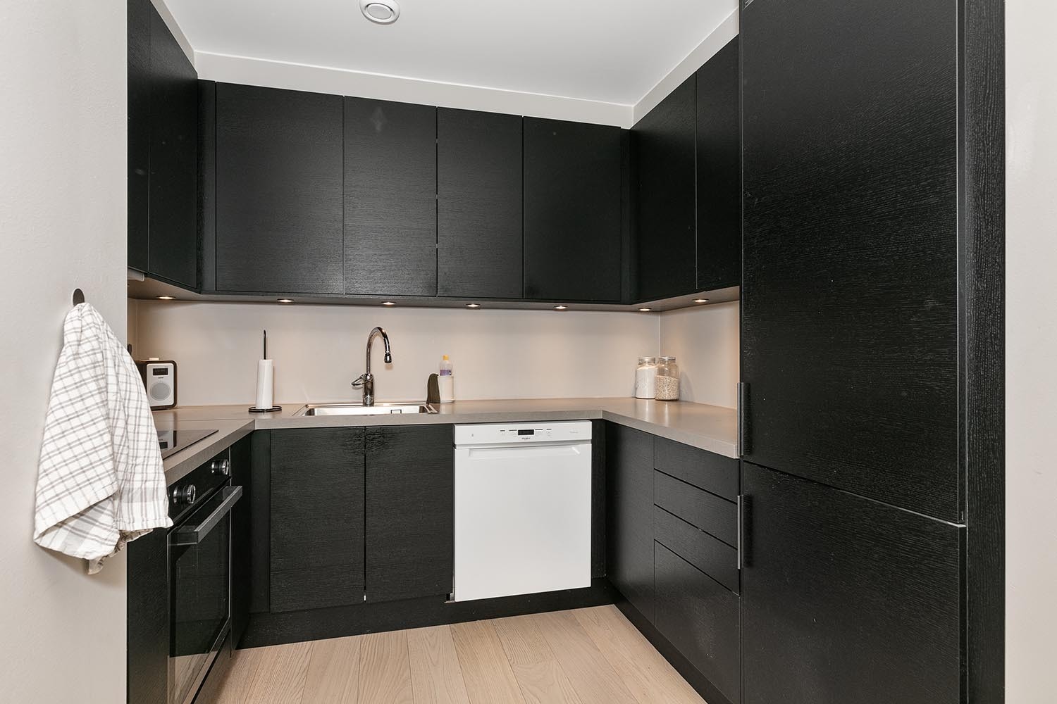 Kjøkken godt med skapplass Galleribilde