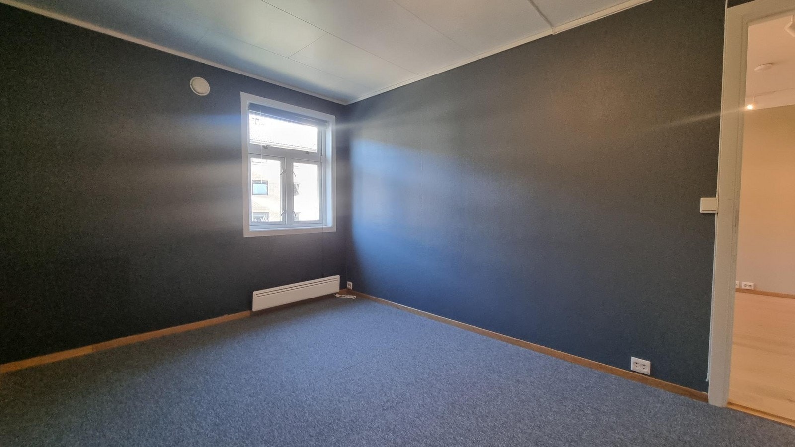 God plass til seng, samt pult om ønskelig Galleribilde