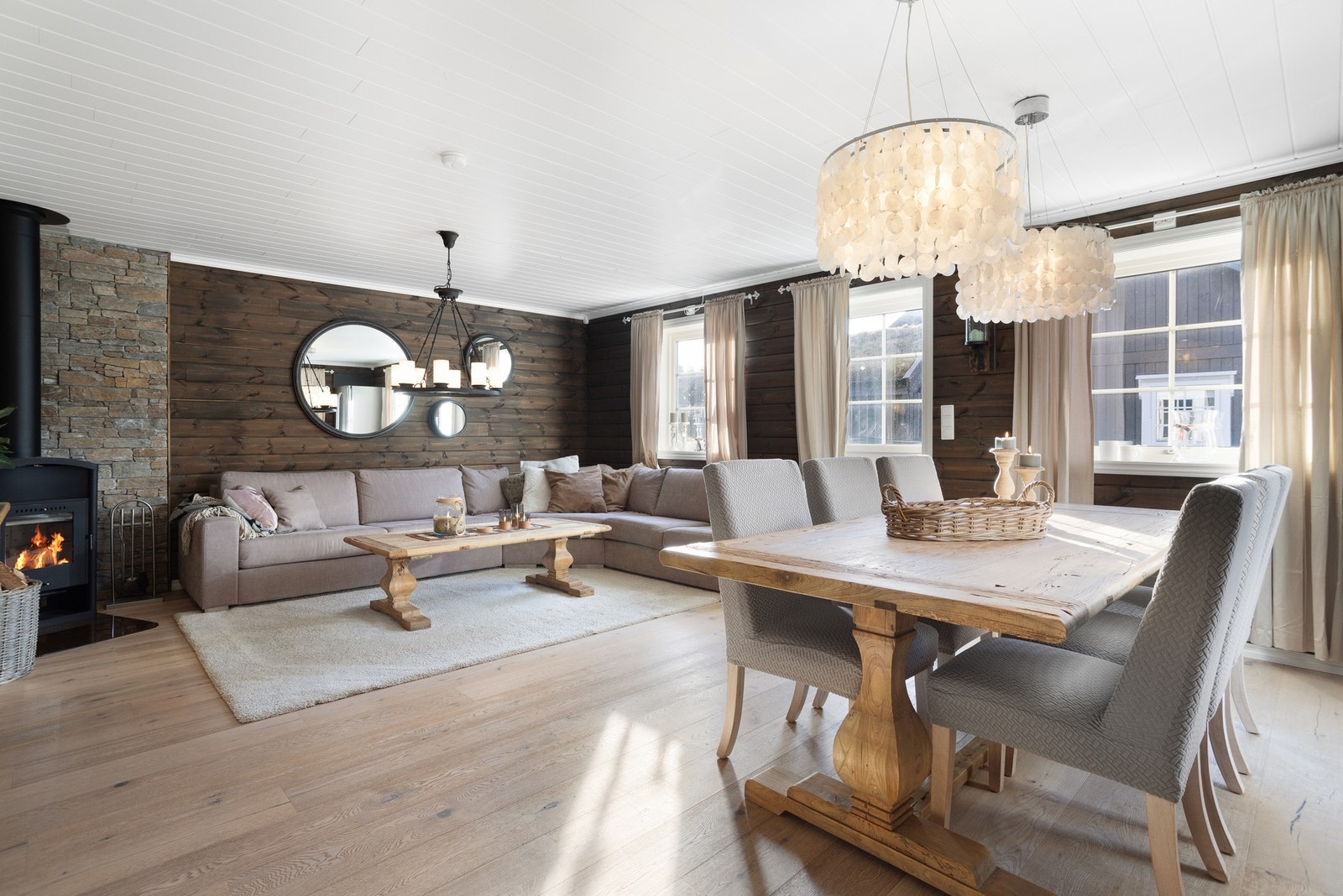 Svært hyggelig stue med god plass til møblering av sofa- og spisegruppe Galleribilde