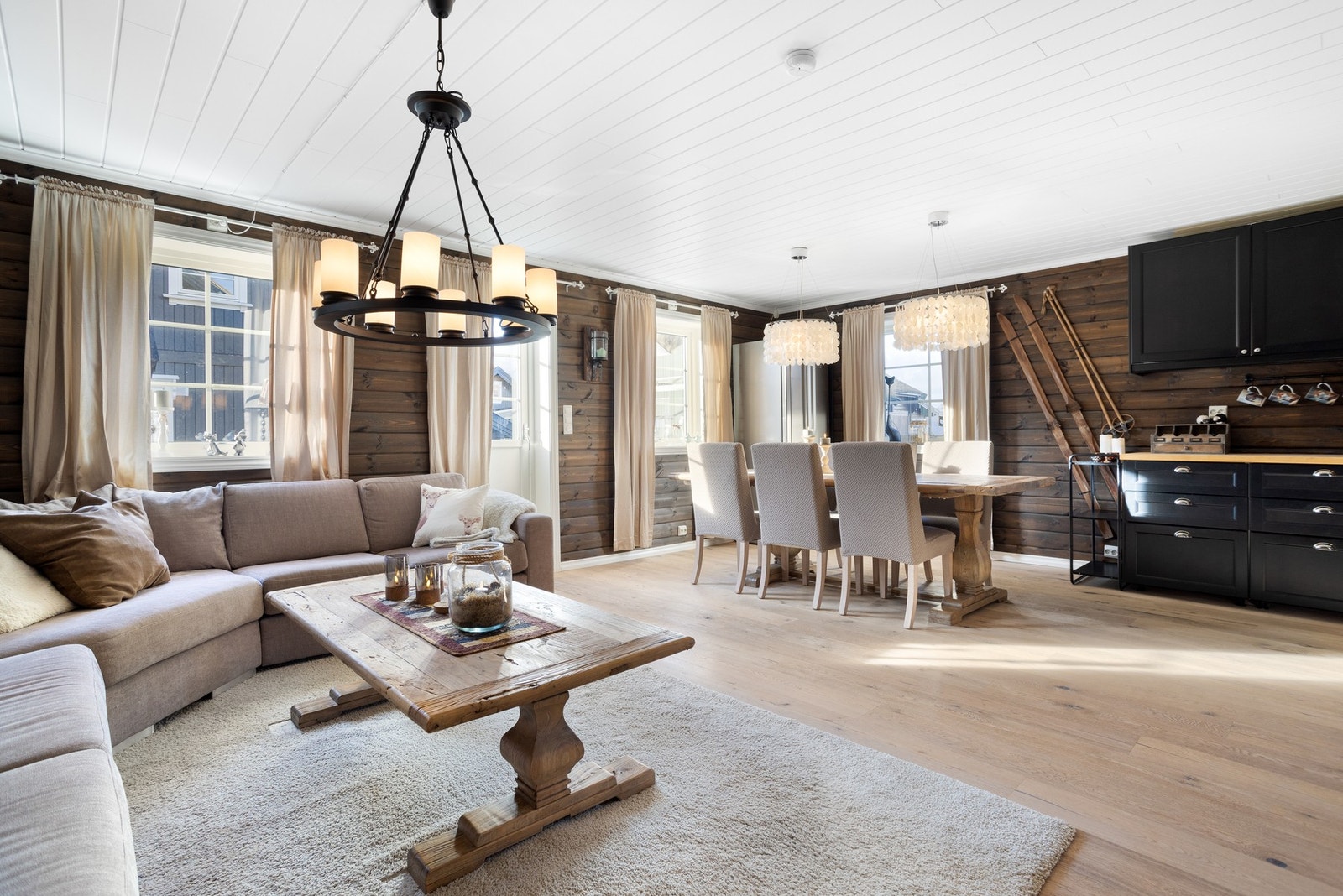 Kjøkken og stue er i åpen løsning, noe som skaper en sosial atmosfære Galleribilde