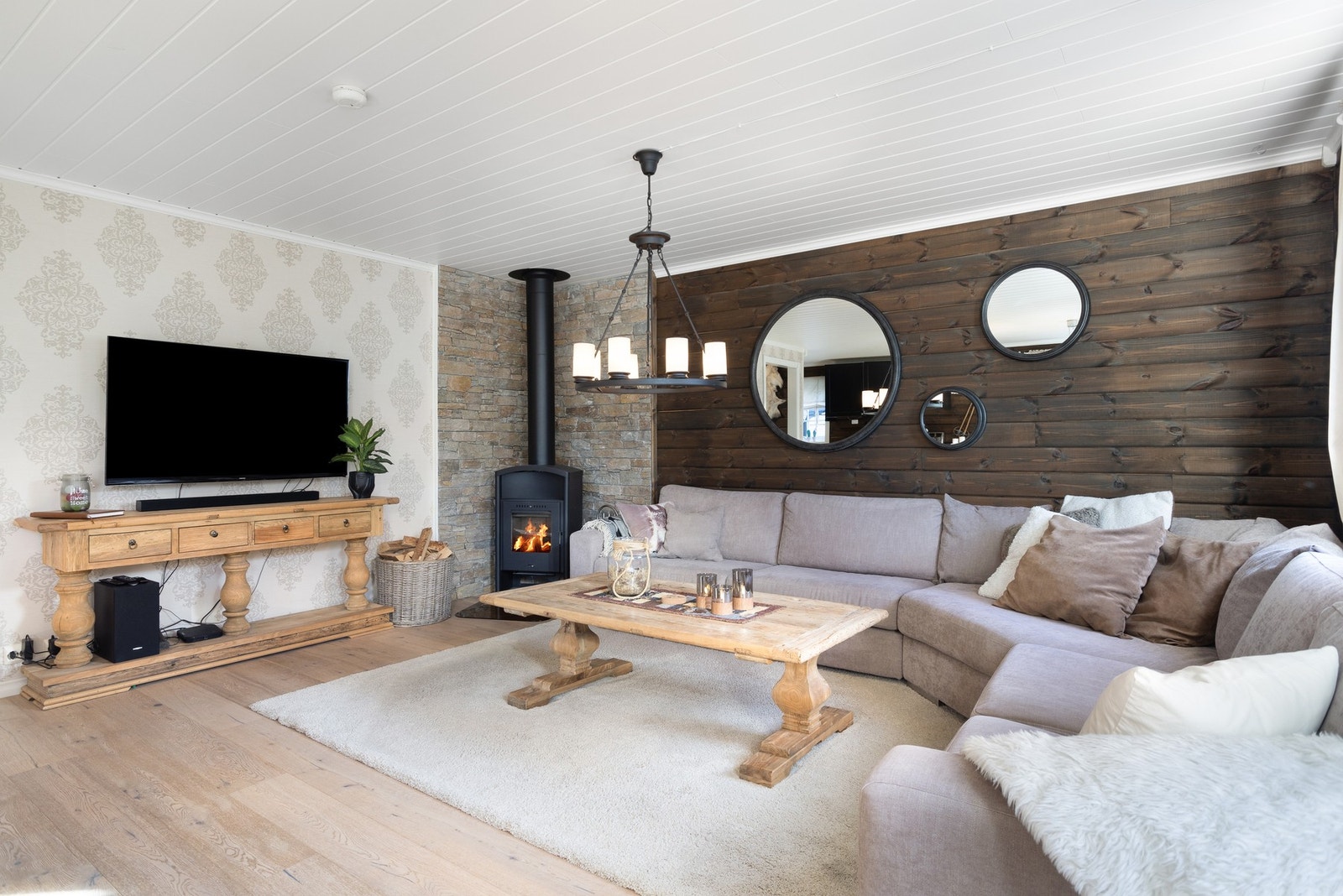 Fra sofakroken kan man nyte synet av flammene i peisen Galleribilde