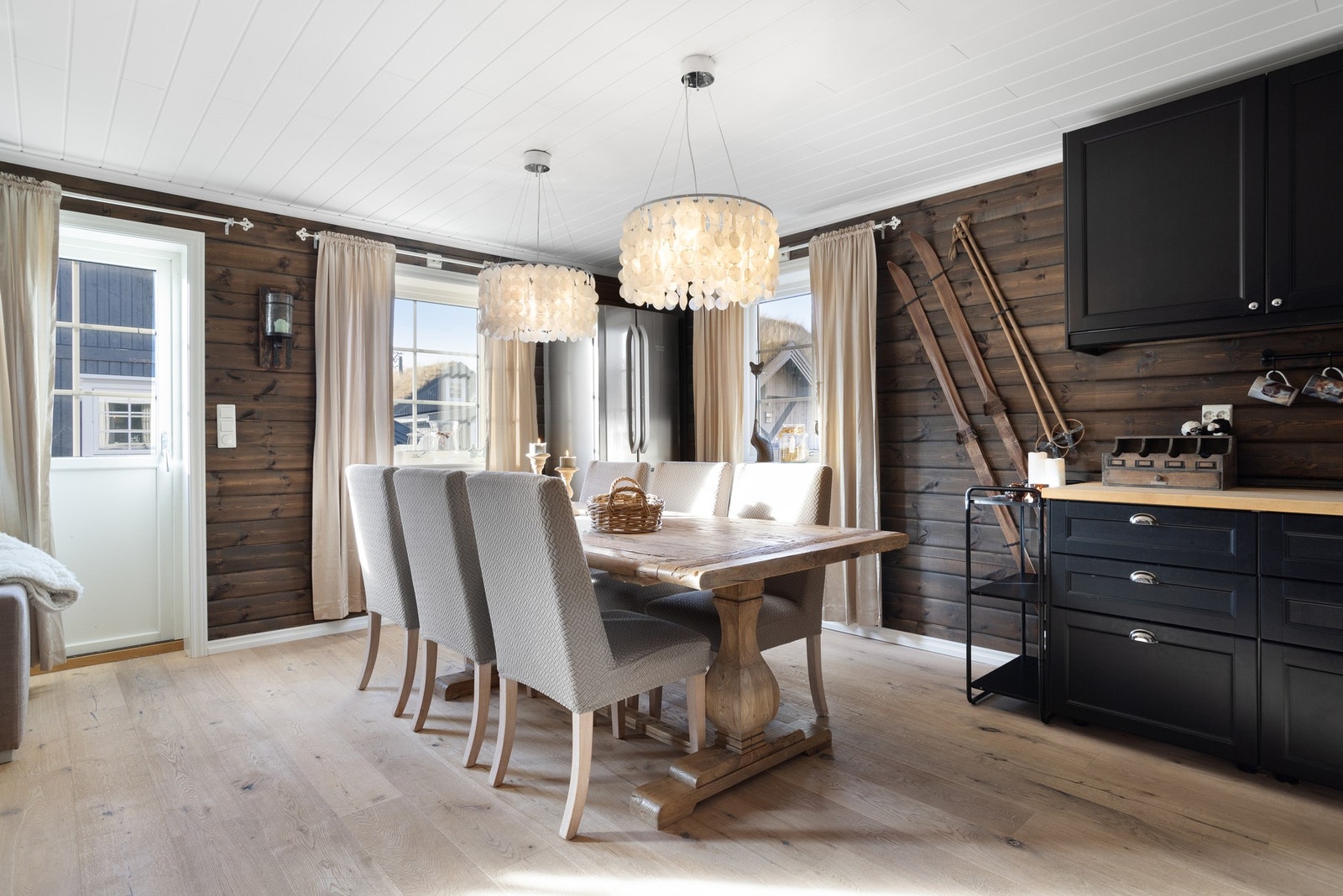 Gode vindusflater og terrassedør ut Galleribilde