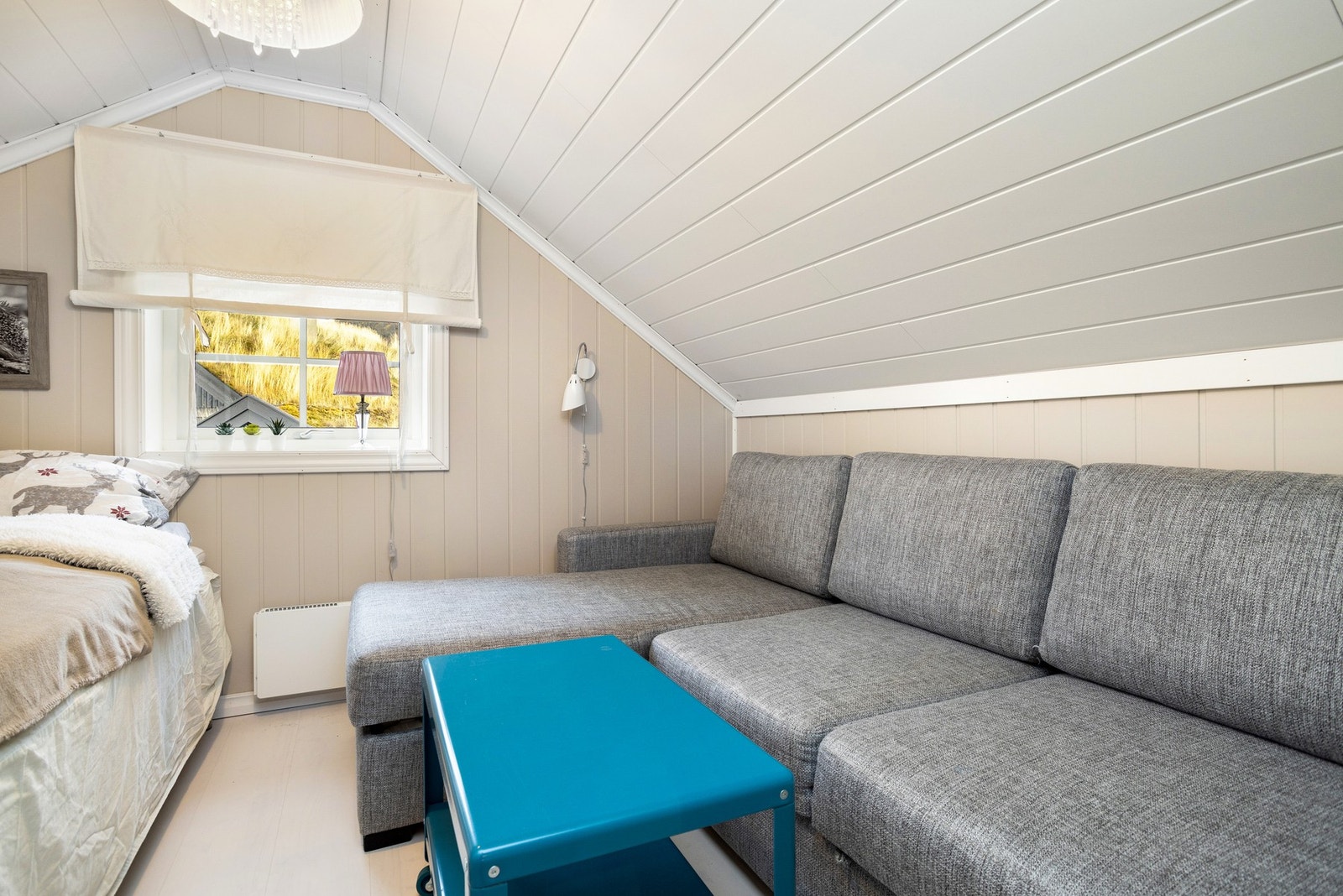 Soverom IV innredet med dobbeltseng og sofa Galleribilde