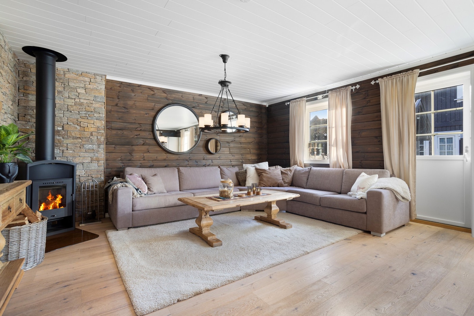 Lune materialvalg. Legg merke til den fine brannmuren bak peisen Galleribilde