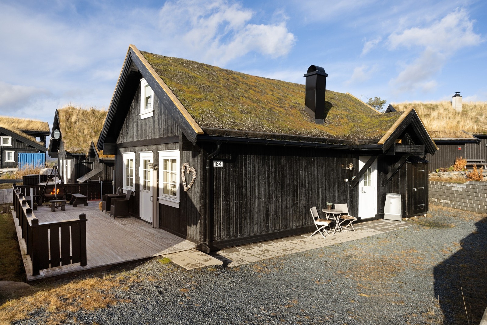 Godt vedlikeholdt og nytt torvtak i 2025. Frittliggende hytte + bod og god parkeringsplass Galleribilde