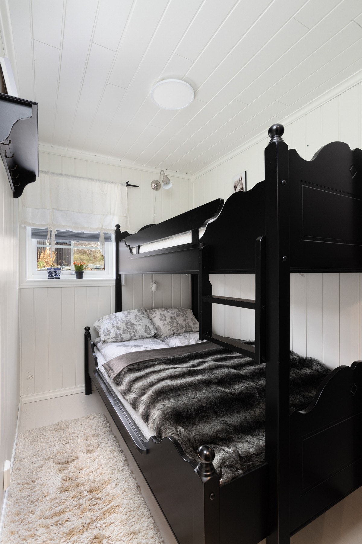 Soverom II innredet med familiekøye Galleribilde