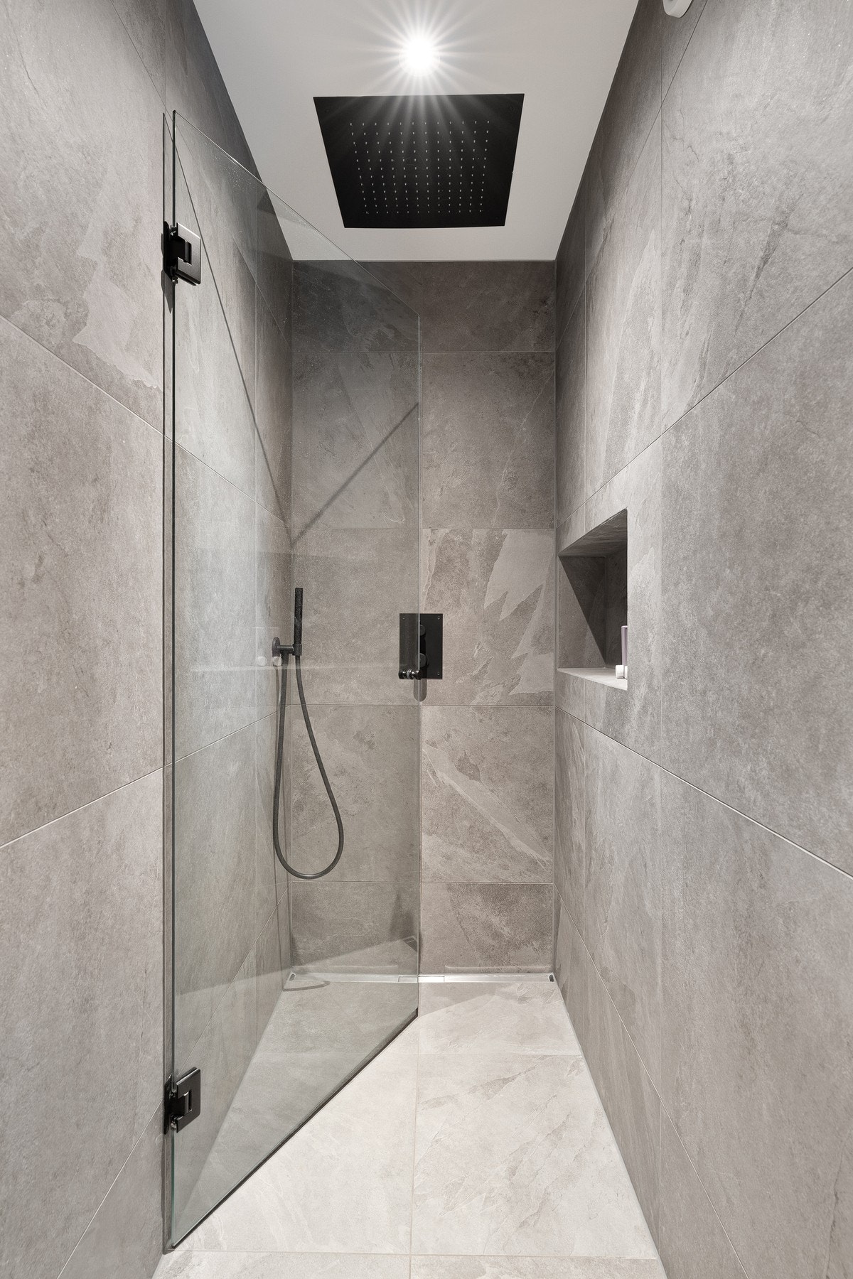 Legg merke til integrert dusjhode og blandebatteri Galleribilde