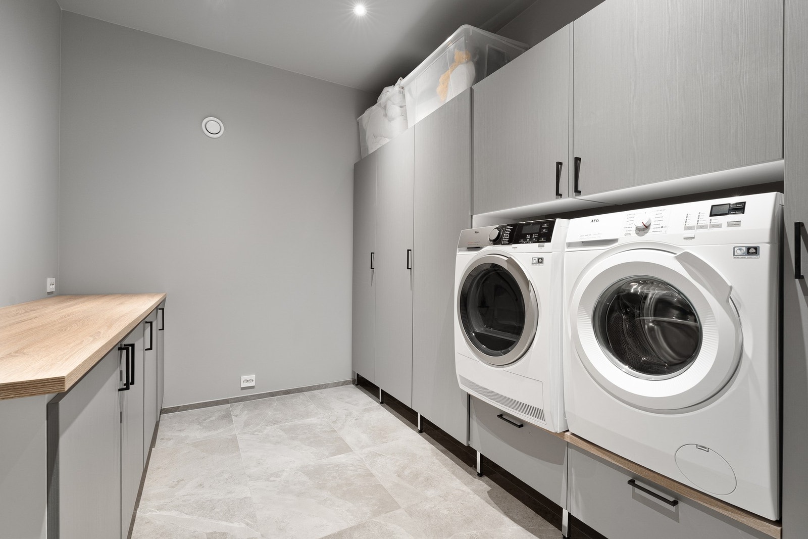 Stort vaskerom med innredning, praktisk plassert i soveromsetasjen Galleribilde