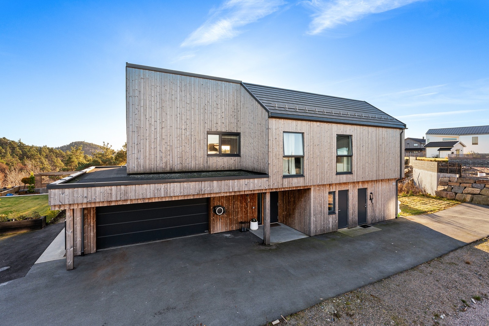 Integrert dobbelgarasje med direkte inngang til boligen Galleribilde