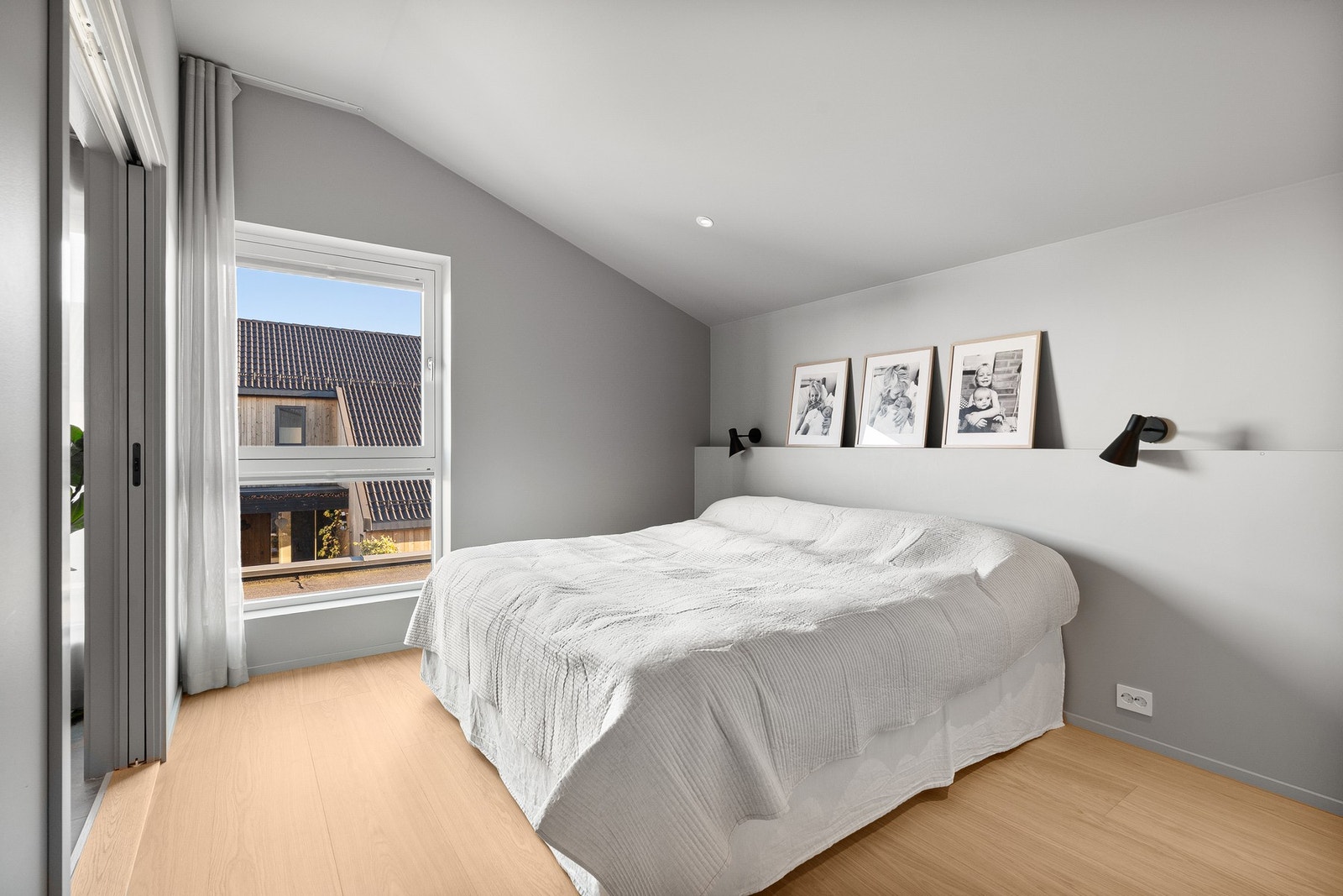 Hovedsoverom med inngang til eget bad Galleribilde