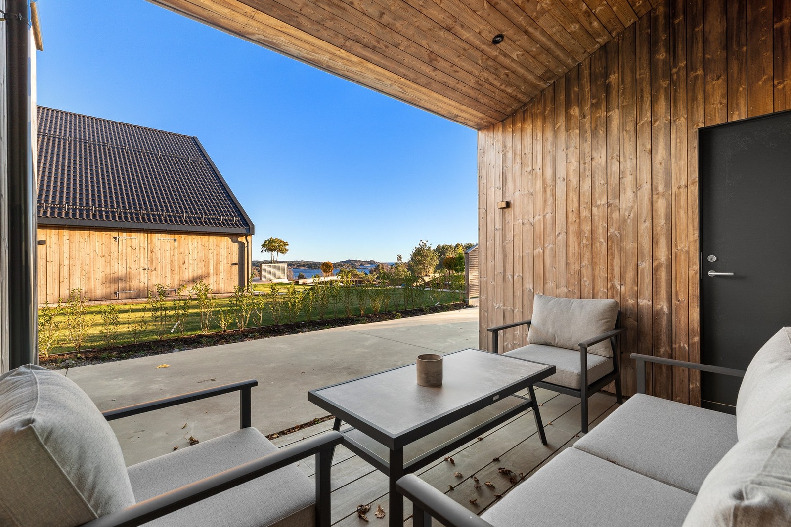 Uteplass ved kjøkkenbod Galleribilde