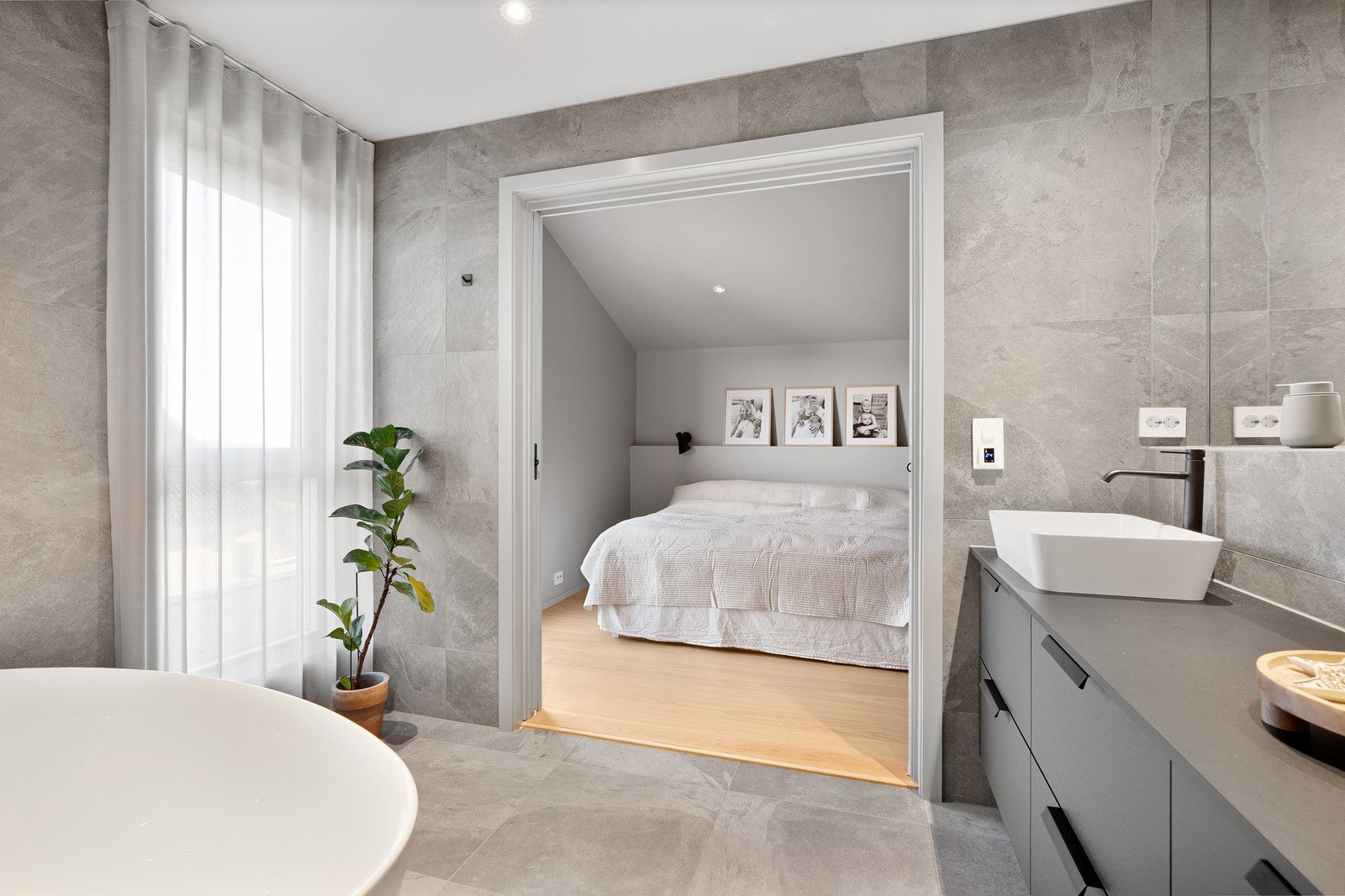 Hovedsoverom med inngang til eget bad Galleribilde