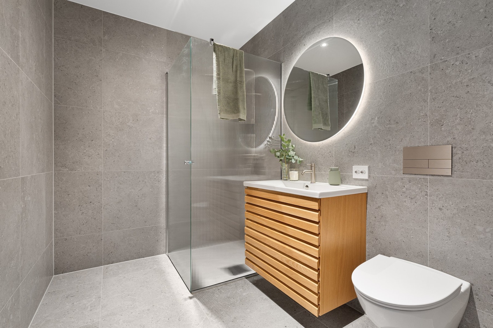 Bad med dusj i hovedetasje Galleribilde