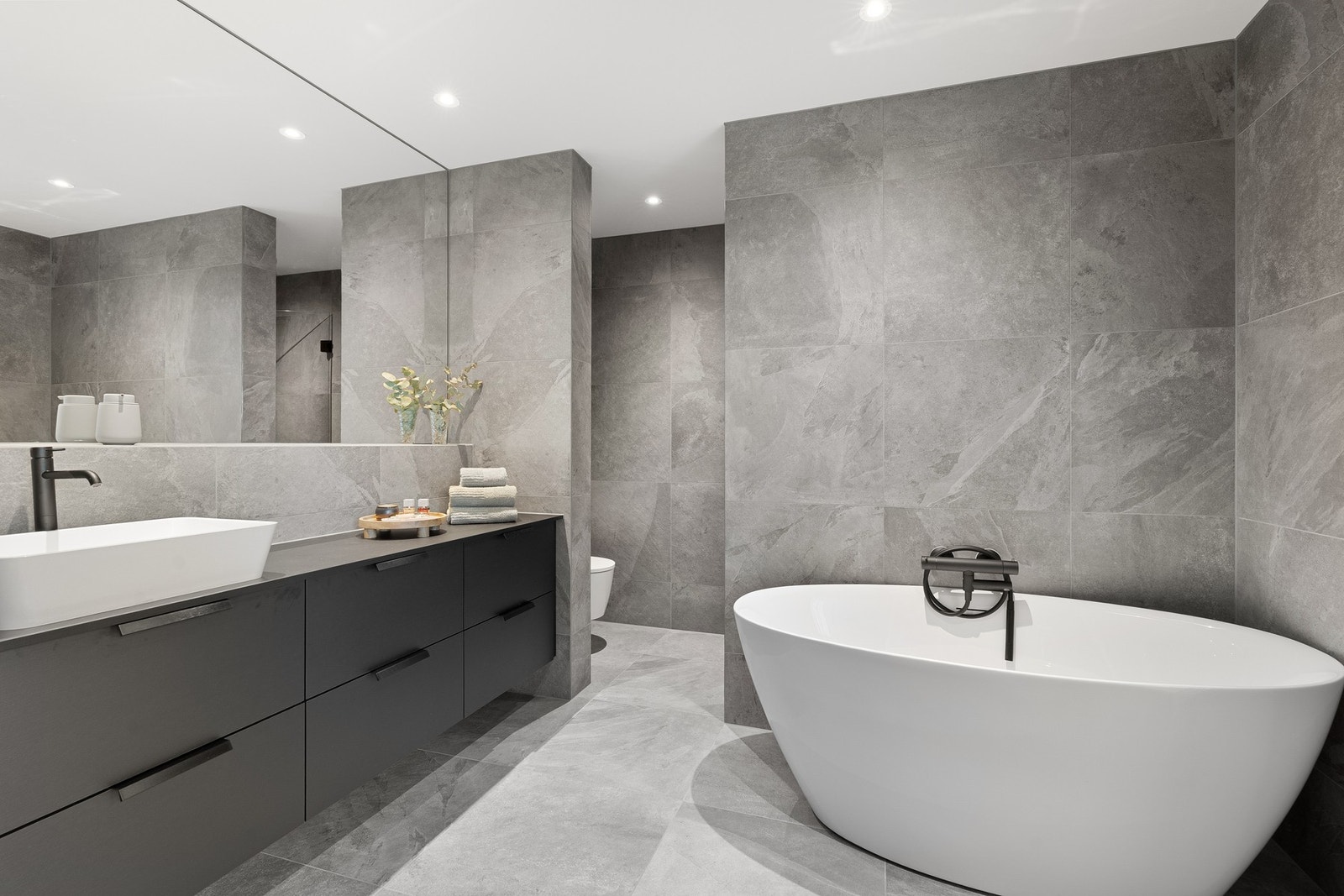 Eget bad til hovedsoverom med både badekar og dusj Galleribilde