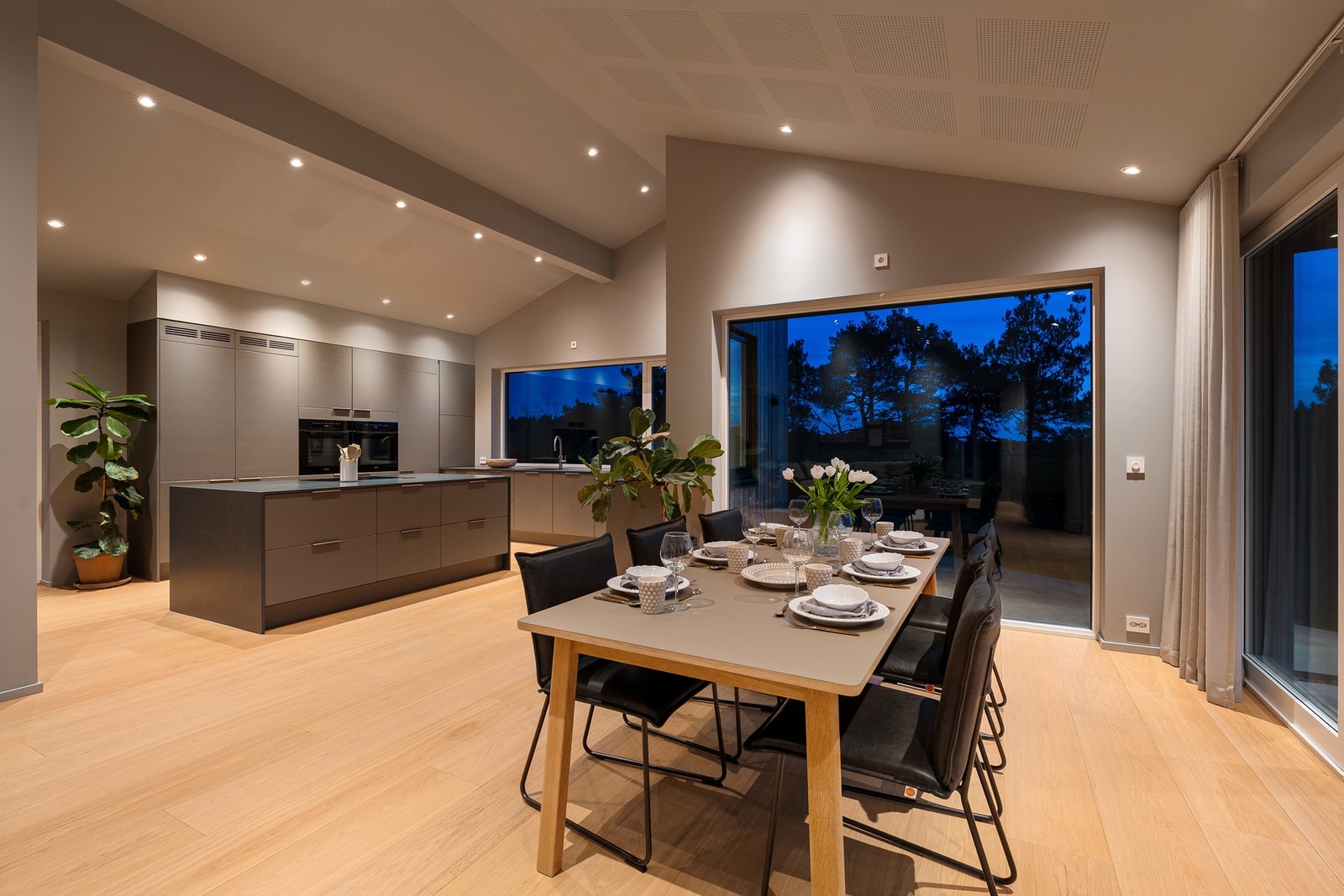 God takhøyde og lydhimling for god akustikk Galleribilde