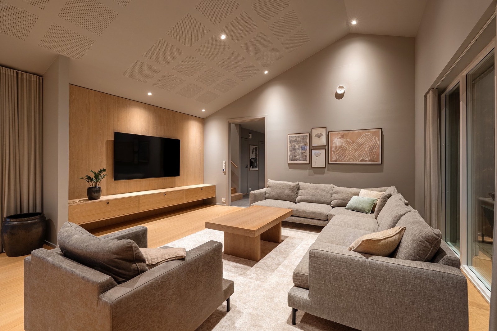 Plassbygget tv-benk medfølger - stilig kontrastvegg med eikepanel Galleribilde