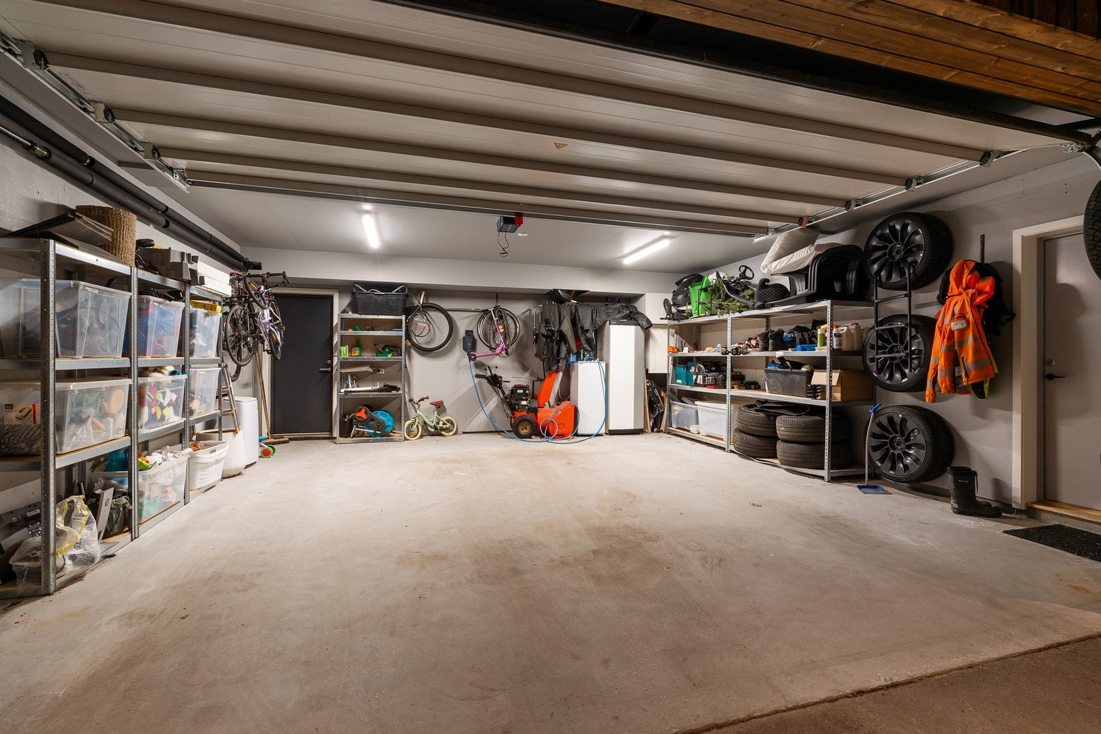 Garasjen er isolert og har direkte inngang til boligen, samt montert elbillader Galleribilde
