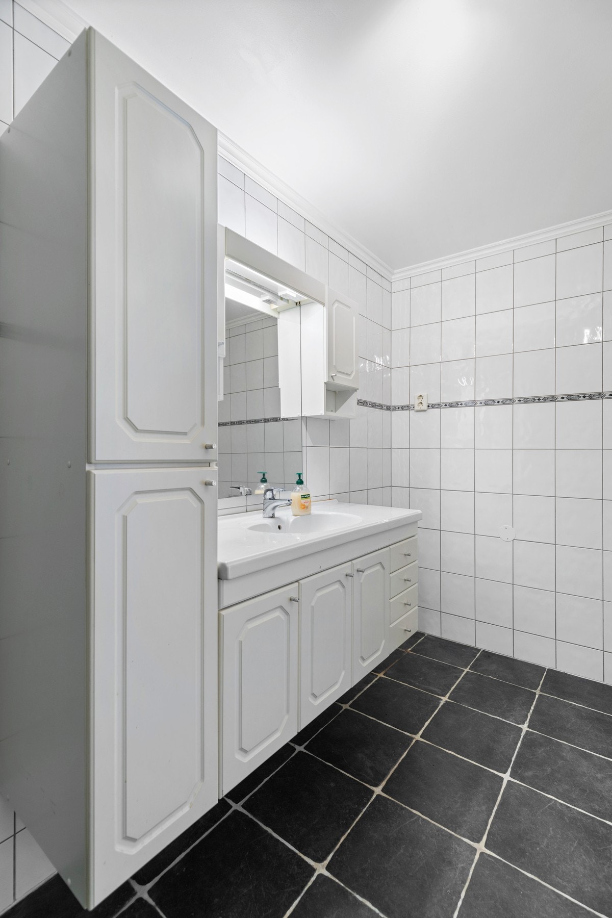 Rommet er videre utstyrt med dusjkabinett, toalett, opplegg for vaskemaskin/tørketrommel, samt baderomsinnredning med tilhørende servant, speil og belysning. Galleribilde