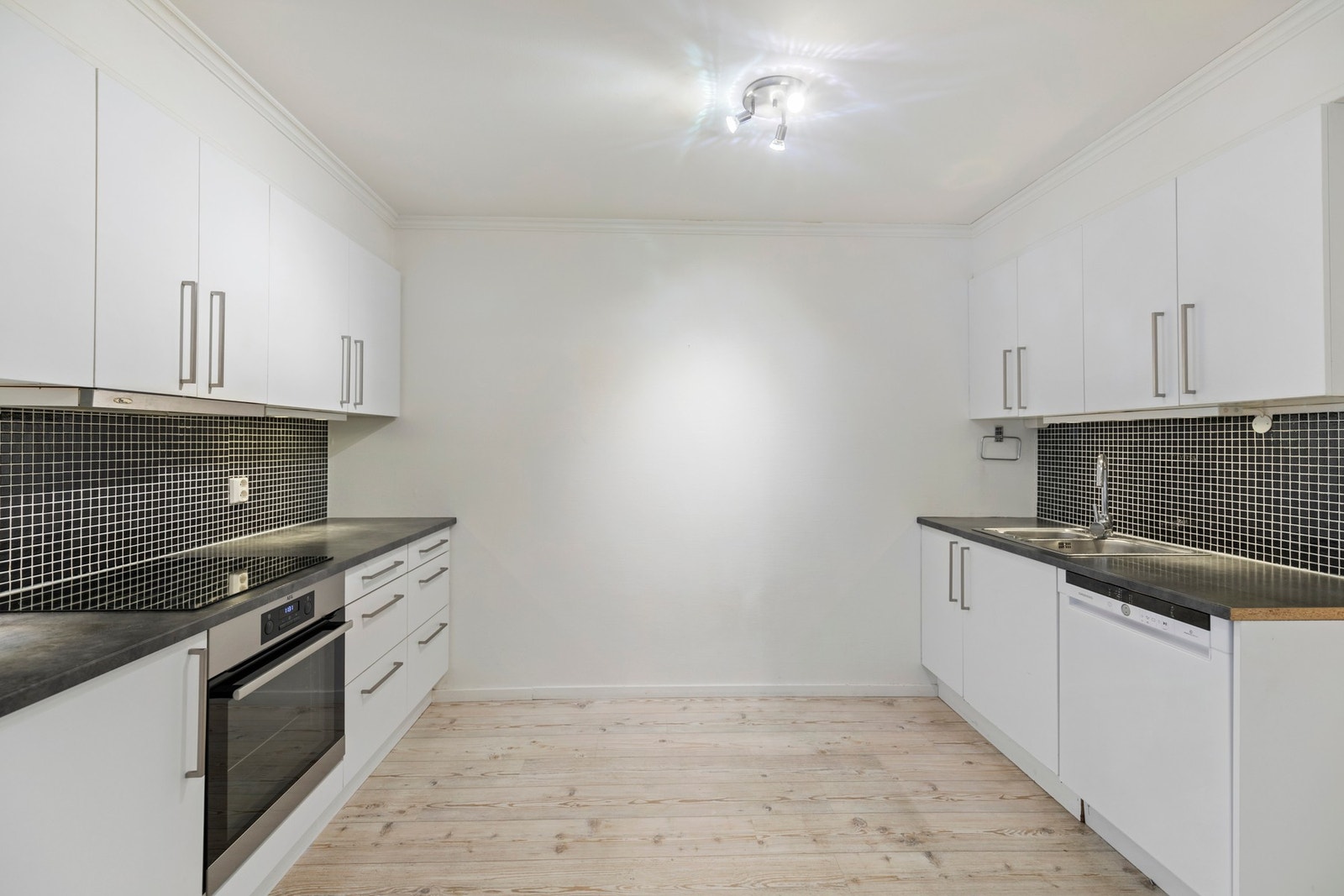 Fra stue er det åpen løsning mot kjøkken. Galleribilde