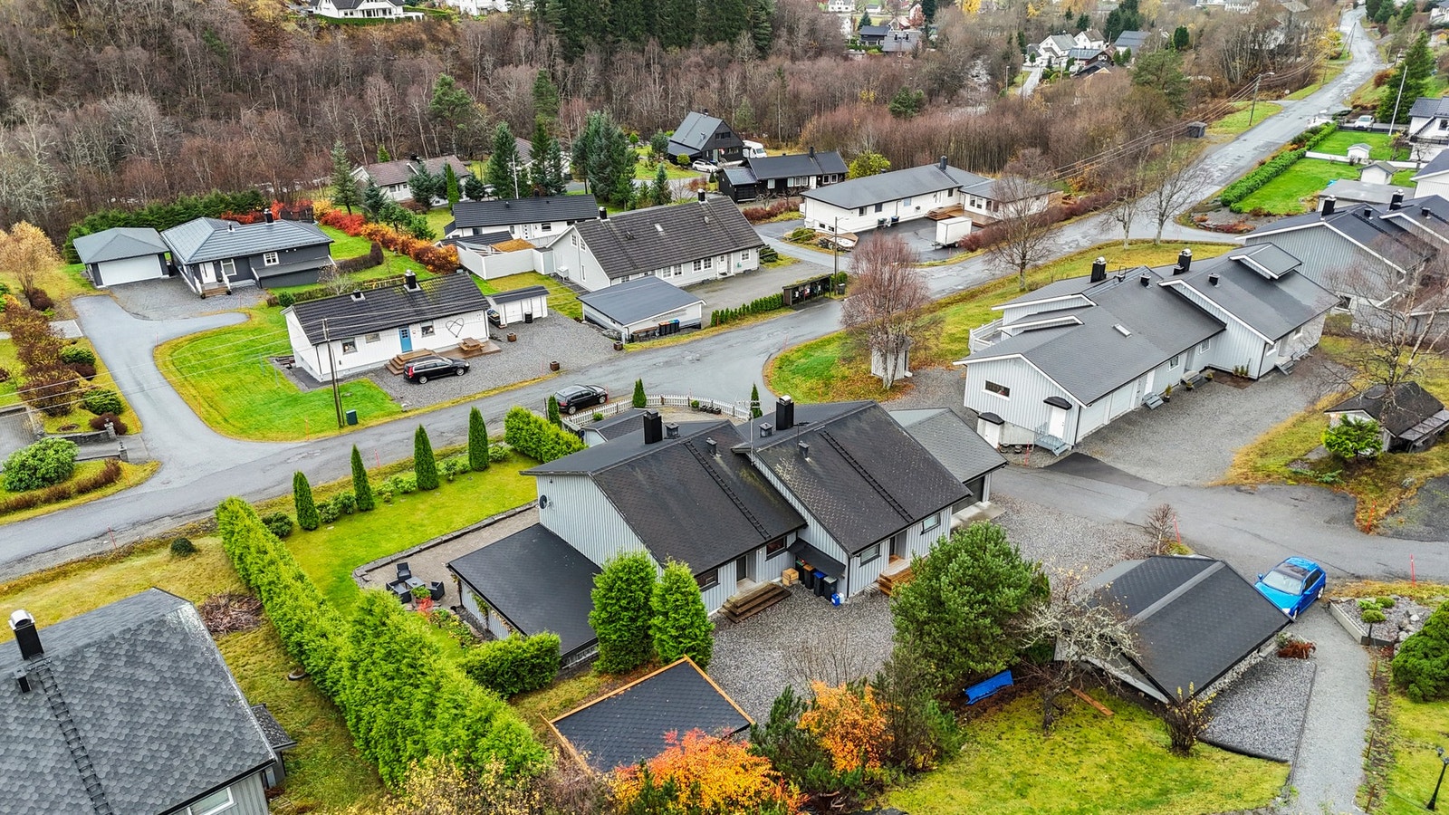 Fra eiendommen er det kort avstand til barnehage og utallige turmuligheter finnes like utenfor inngangsdøren. Galleribilde