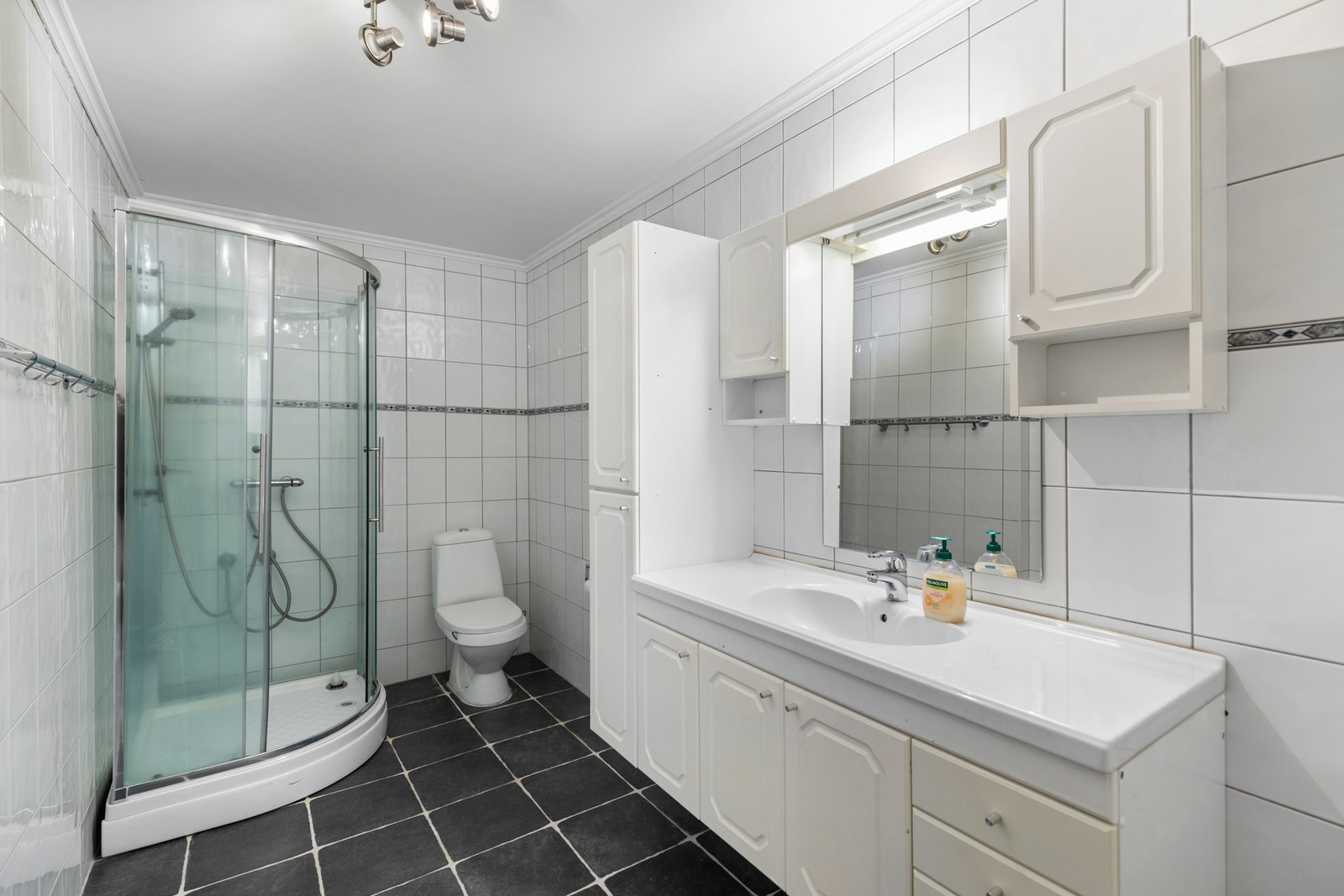 Badet i leiligheten er helfliset og har varmekabler i gulv. Galleribilde